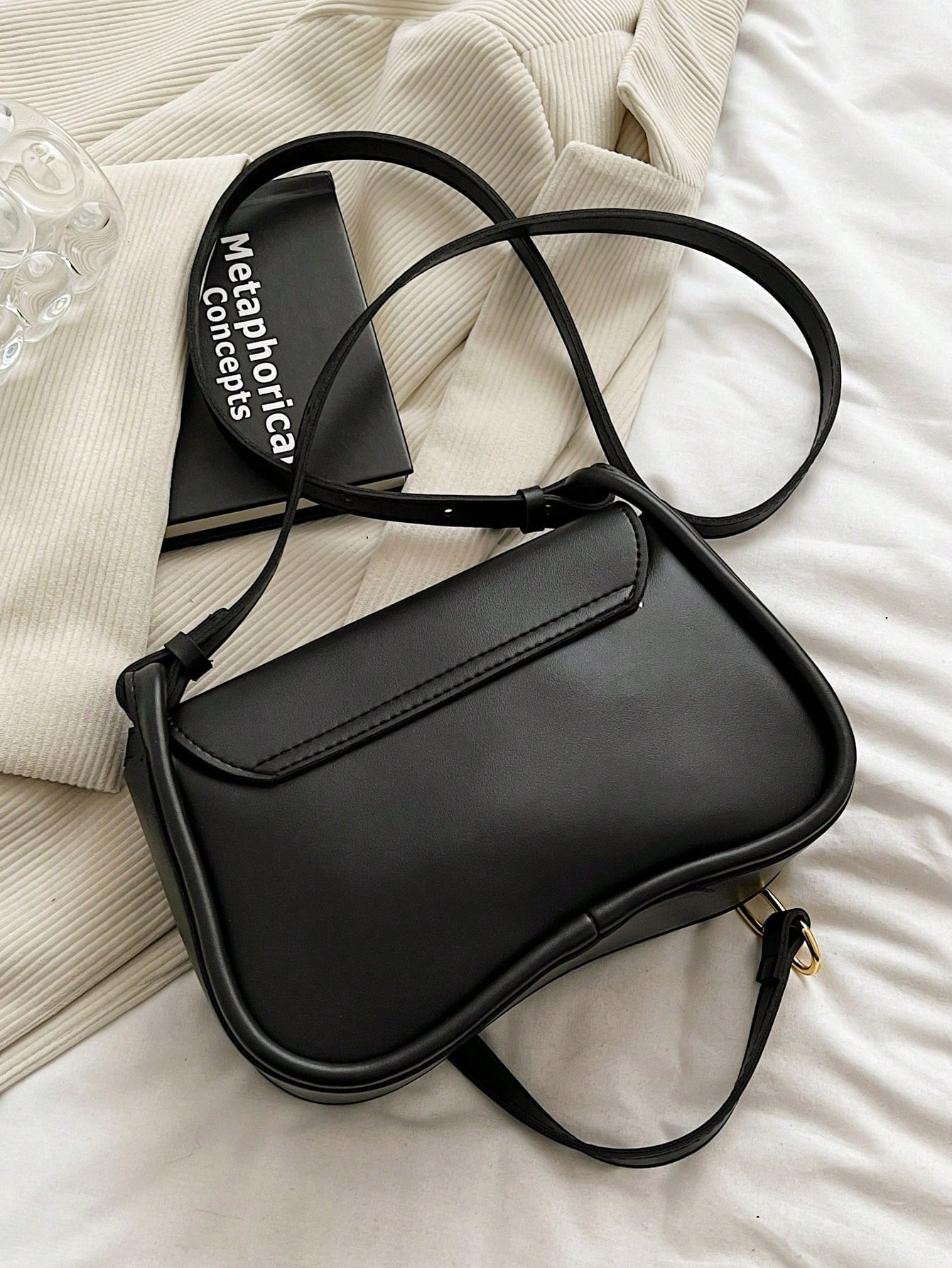 حقيبة السرج وسط شنط وحقائب شنط