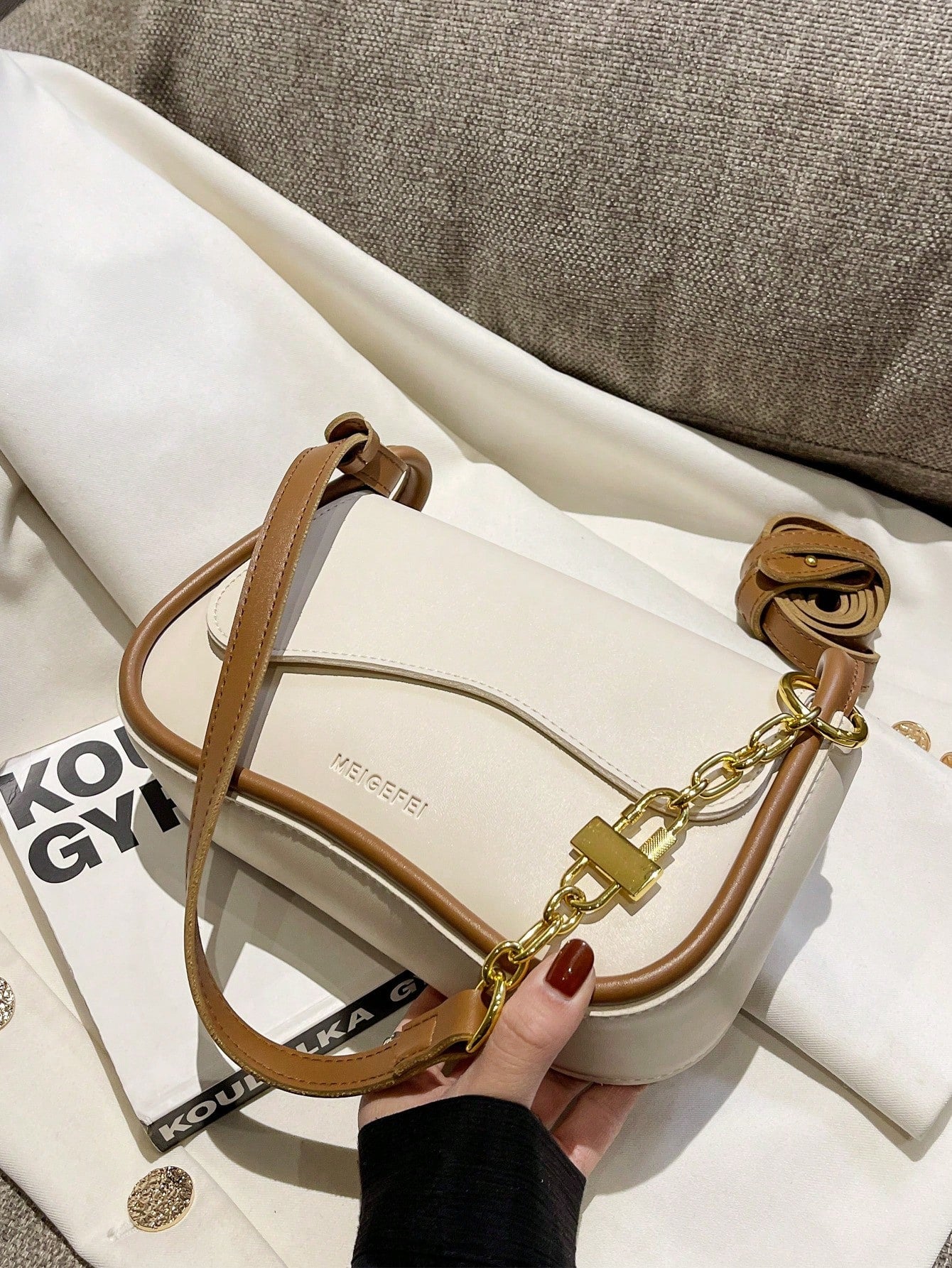 حقيبة السرج وسط شنط وحقائب شنط