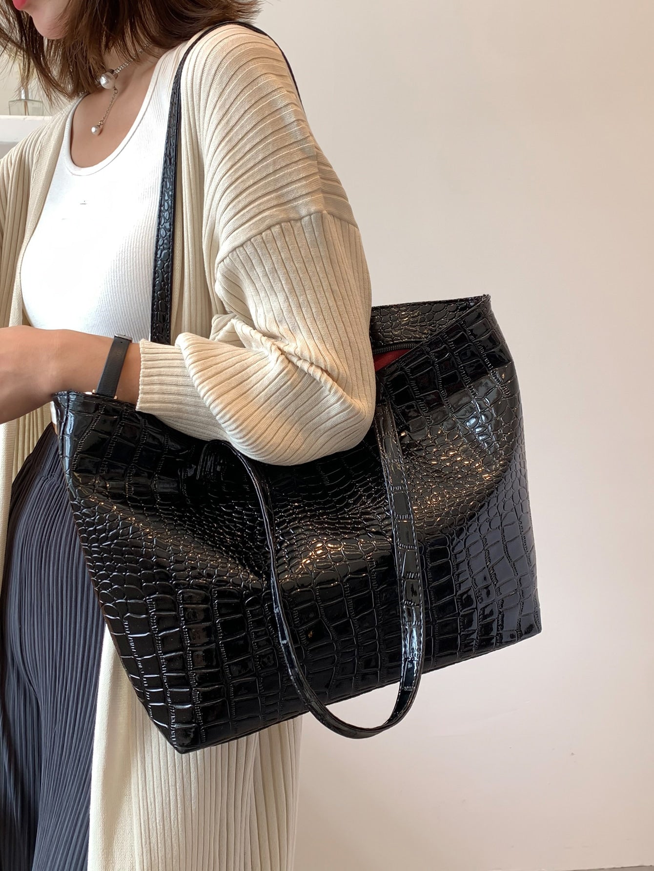 حقيبة كتف بنقش اسود لماع شنط وحقائب شنط اسود