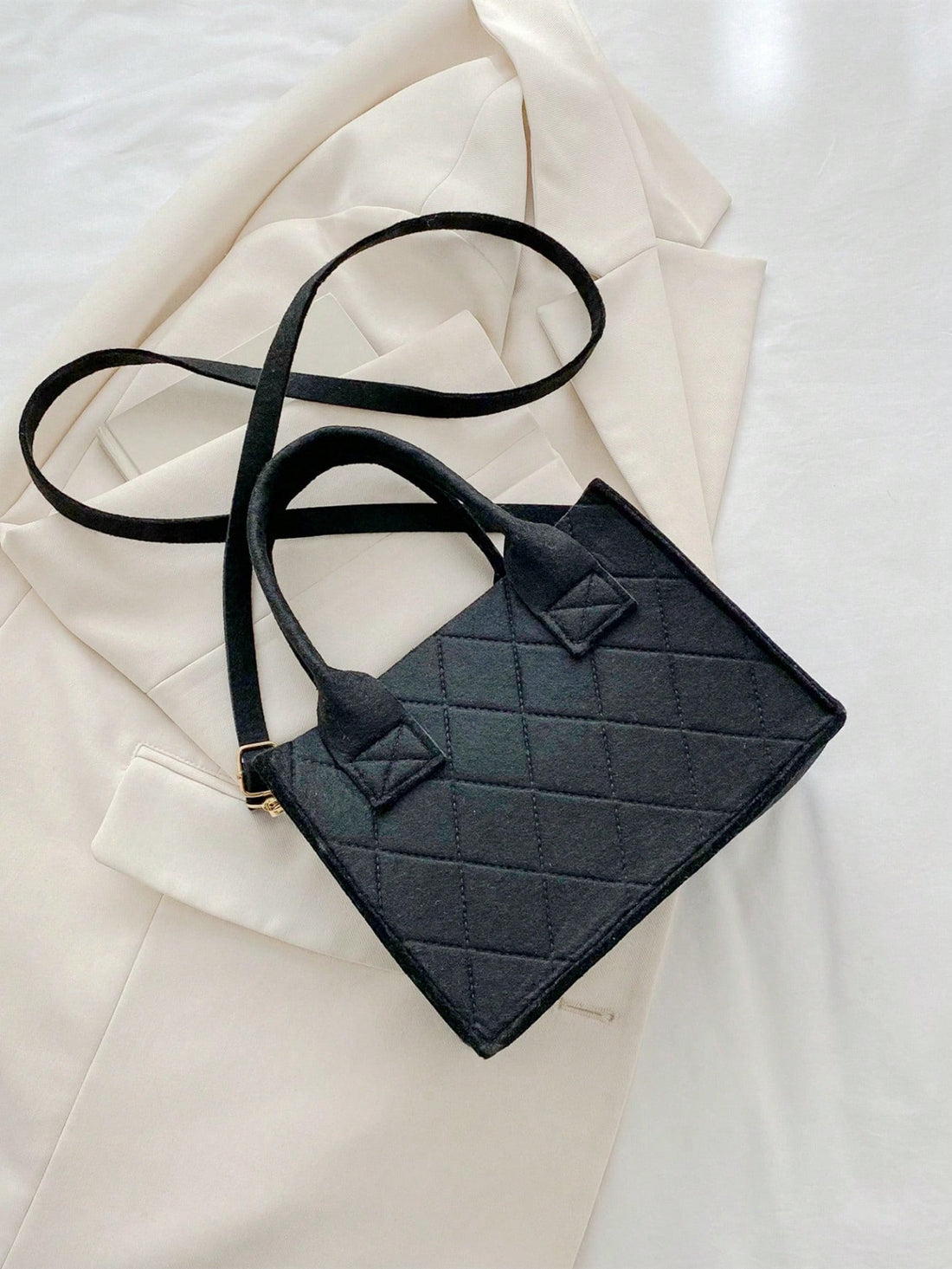 شنطة اسود صغيره مخططه شنط وحقائب شنط اسود