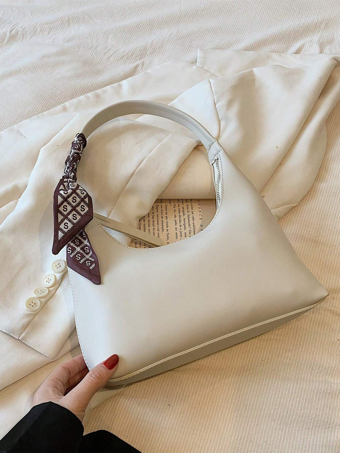 شنطة مزخرف بربطة الفراشة شنط وحقائب شنط