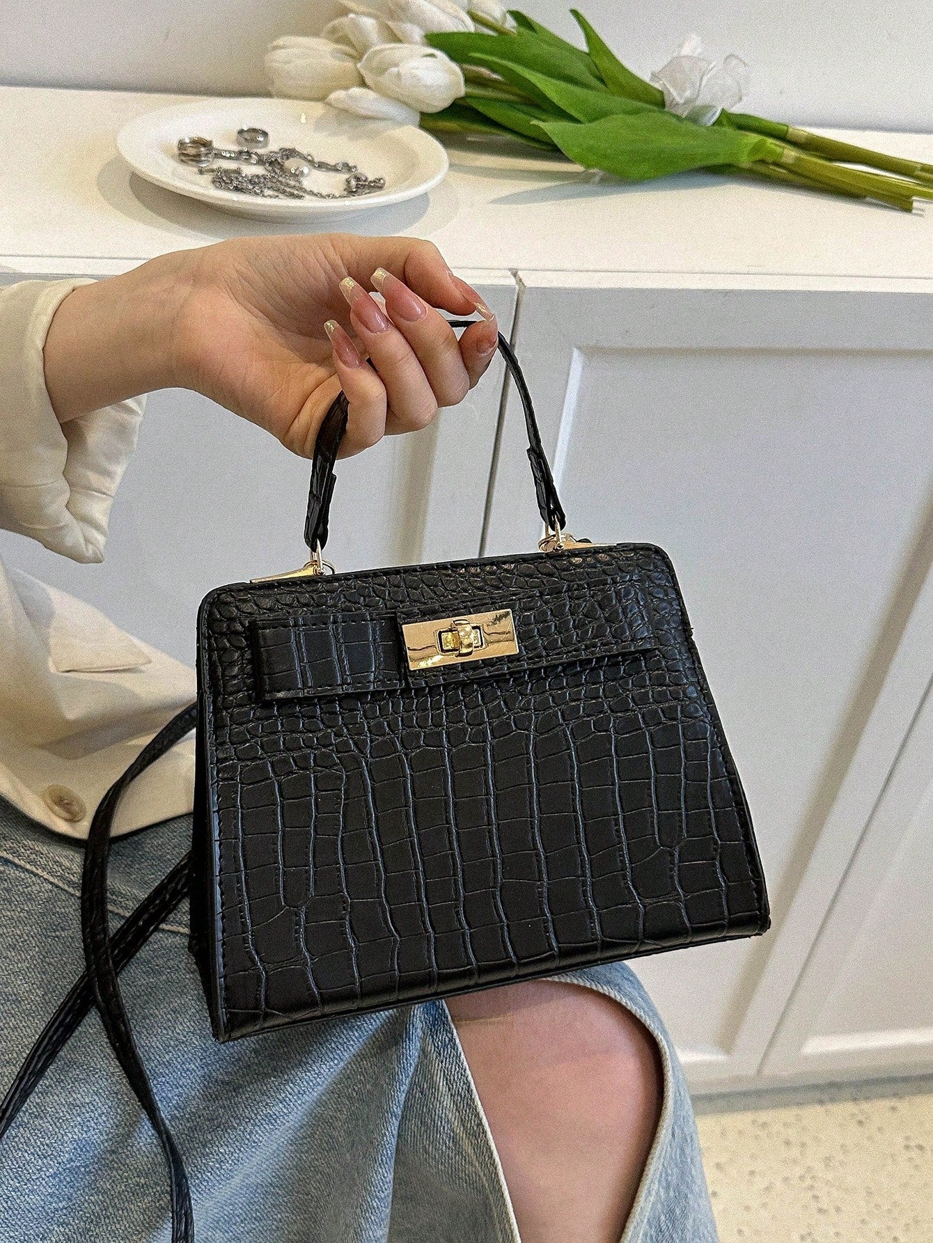 حقيبة مربعة بنقش وسط شنط وحقائب شنط