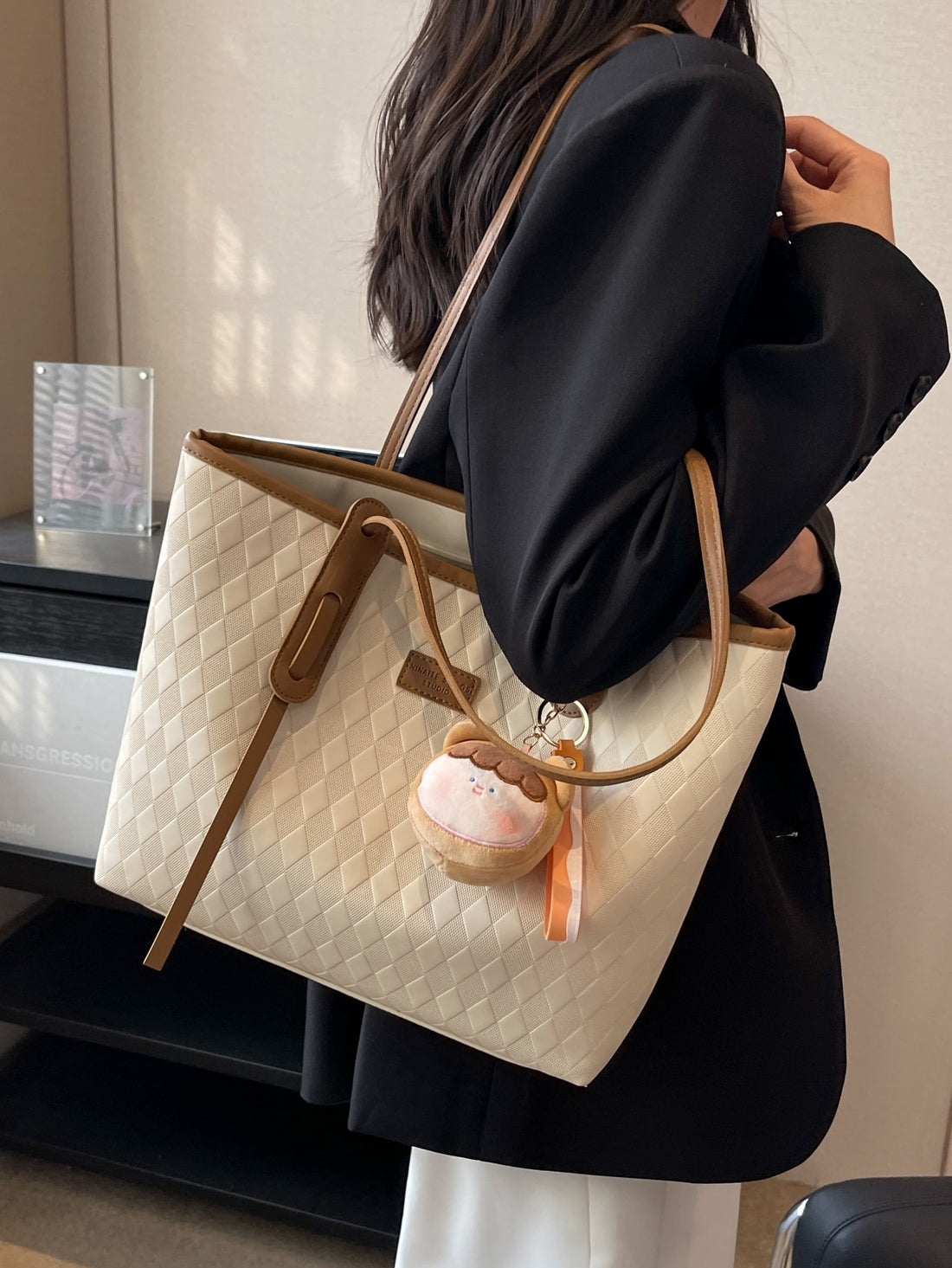 حقيبة كتف كبيره بيج شنط وحقائب شنط