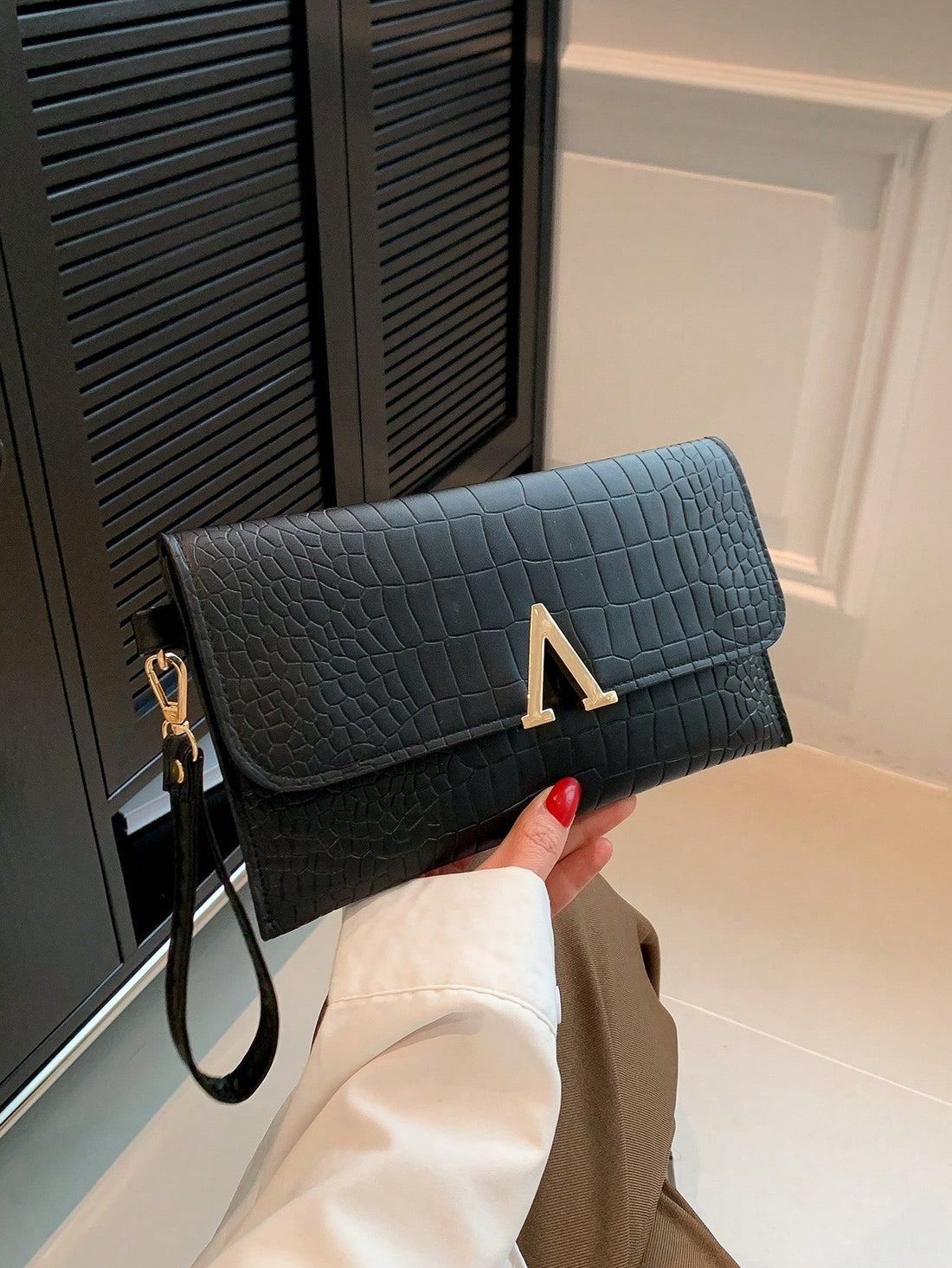 حقيبة مربعة حرف v شنط وحقائب شنط اسود