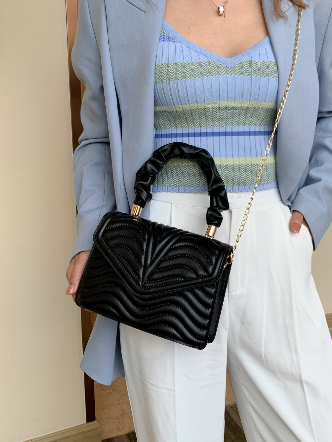 شنطة نسائية وسط اسود شنط وحقائب شنط