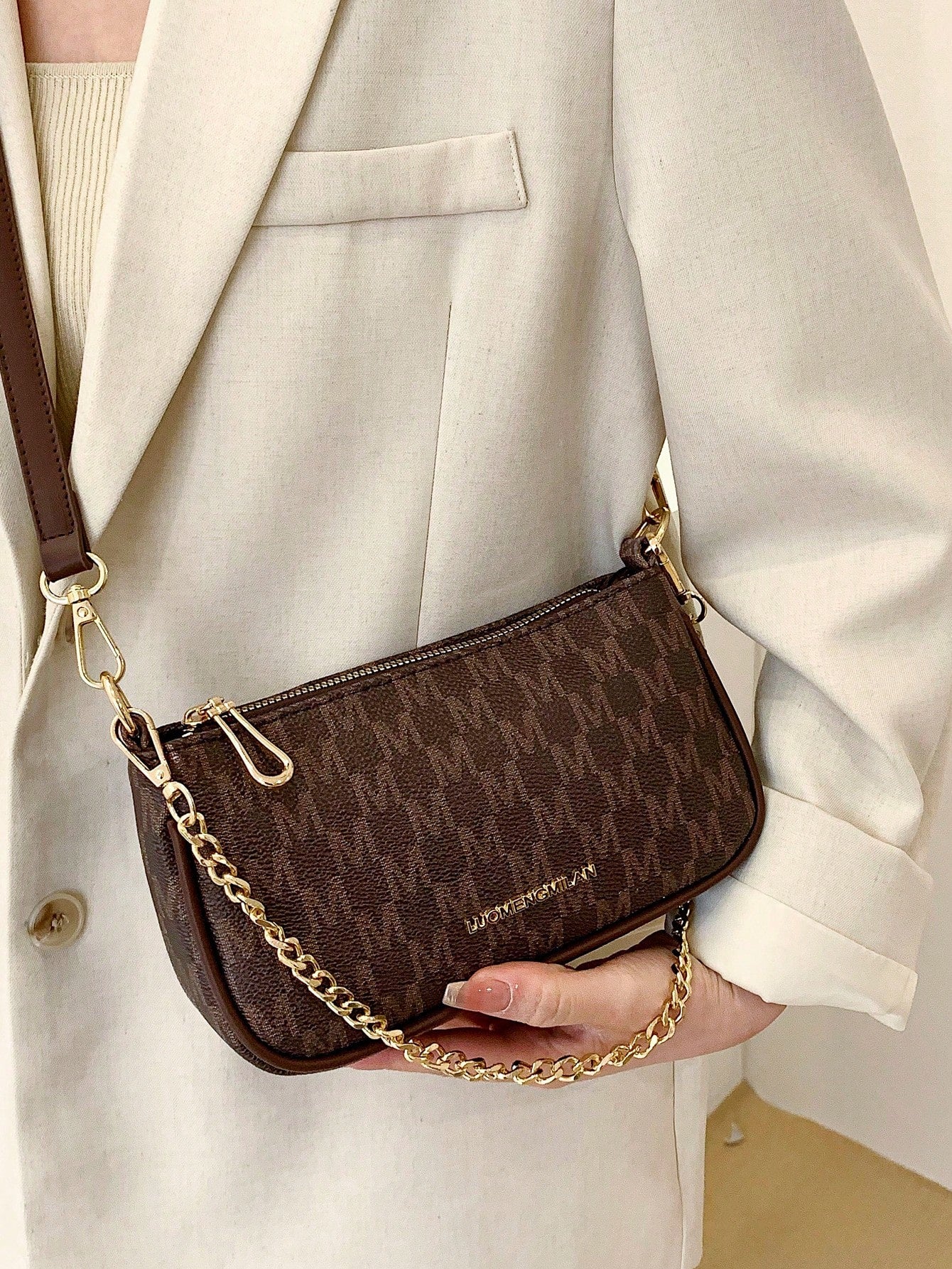 حقيبة باجيت بيج بشعار شنط وحقائب شنط