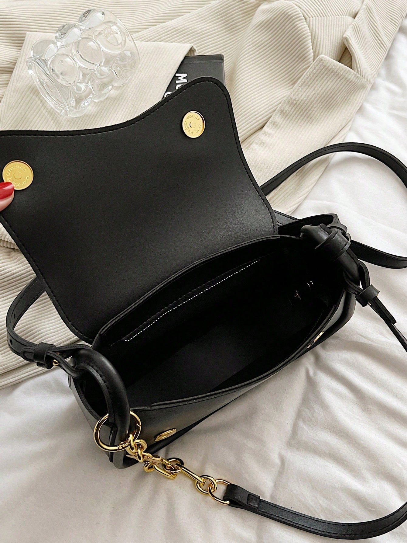 حقيبة السرج وسط شنط وحقائب شنط