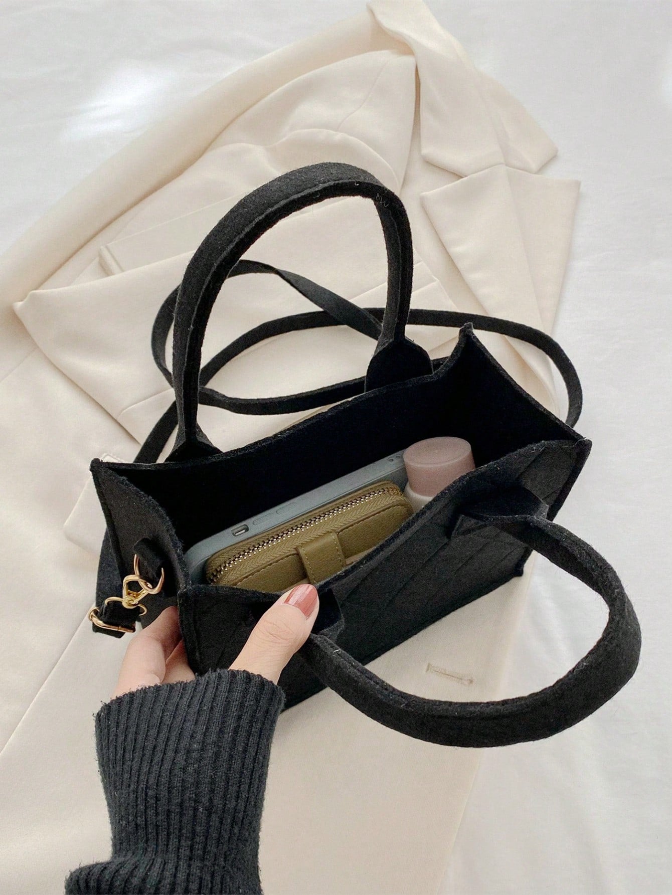 شنطة اسود صغيره مخططه شنط وحقائب شنط