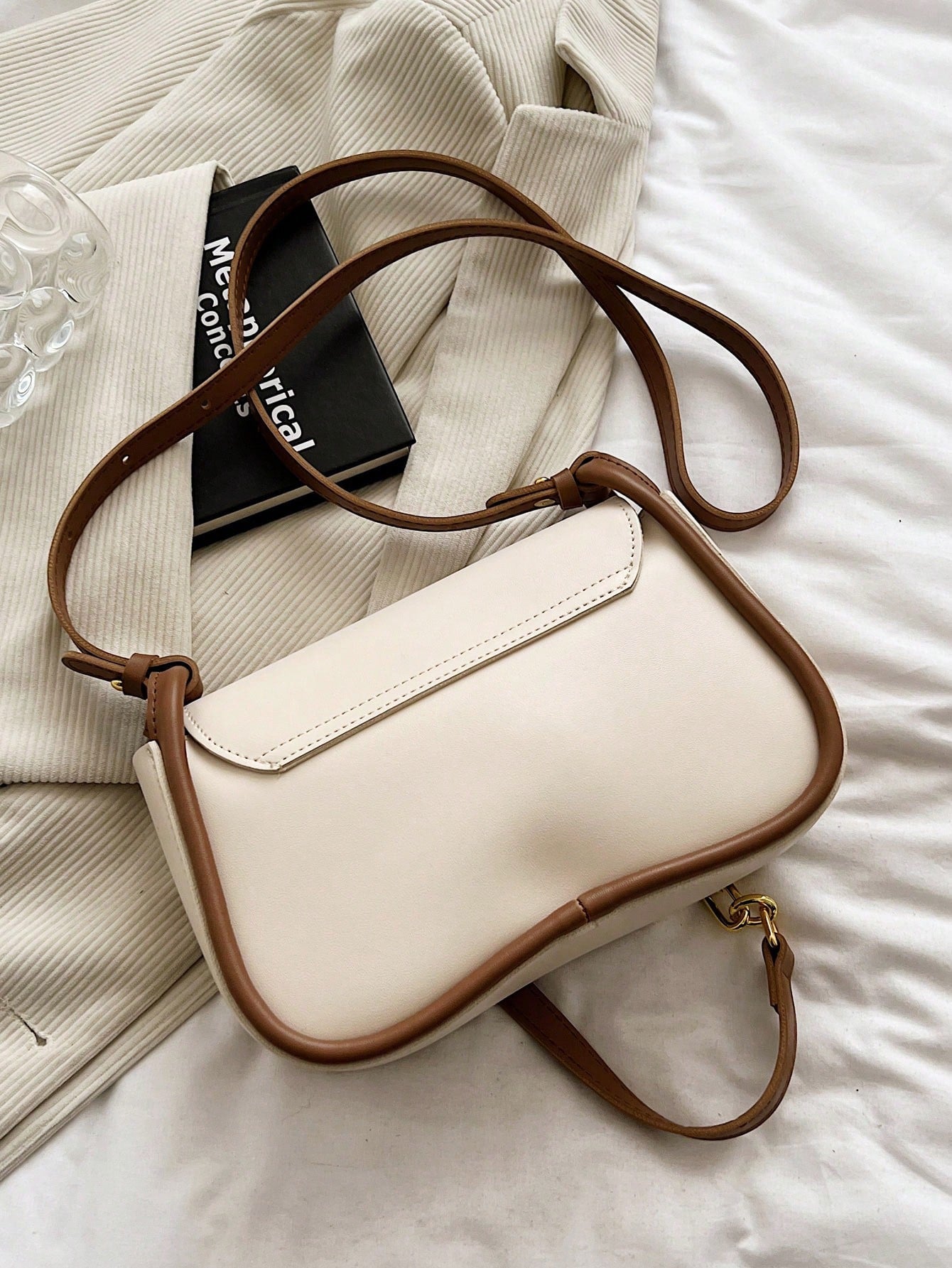 حقيبة السرج وسط شنط وحقائب شنط