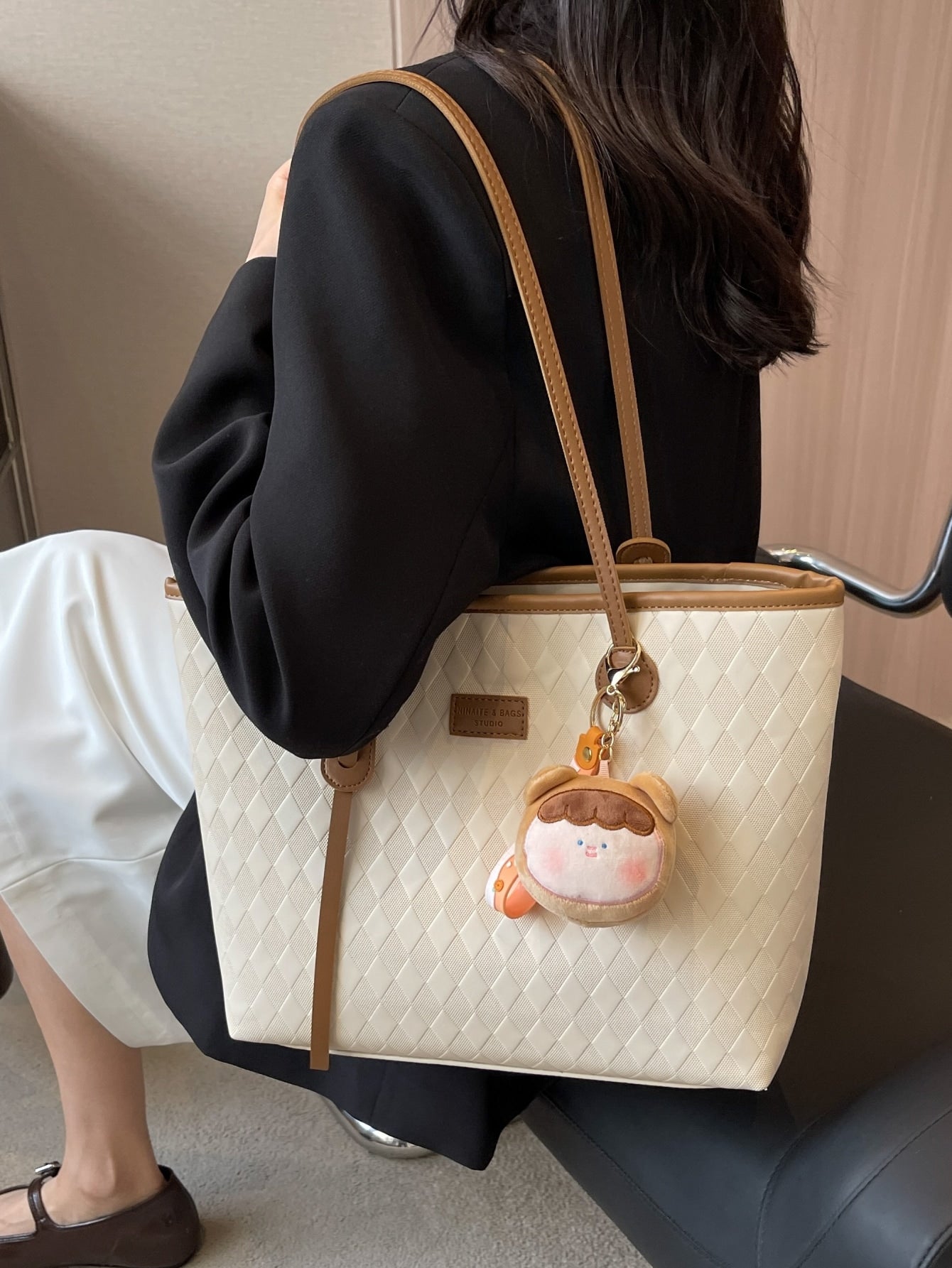 حقيبة كتف كبيره بيج شنط وحقائب شنط