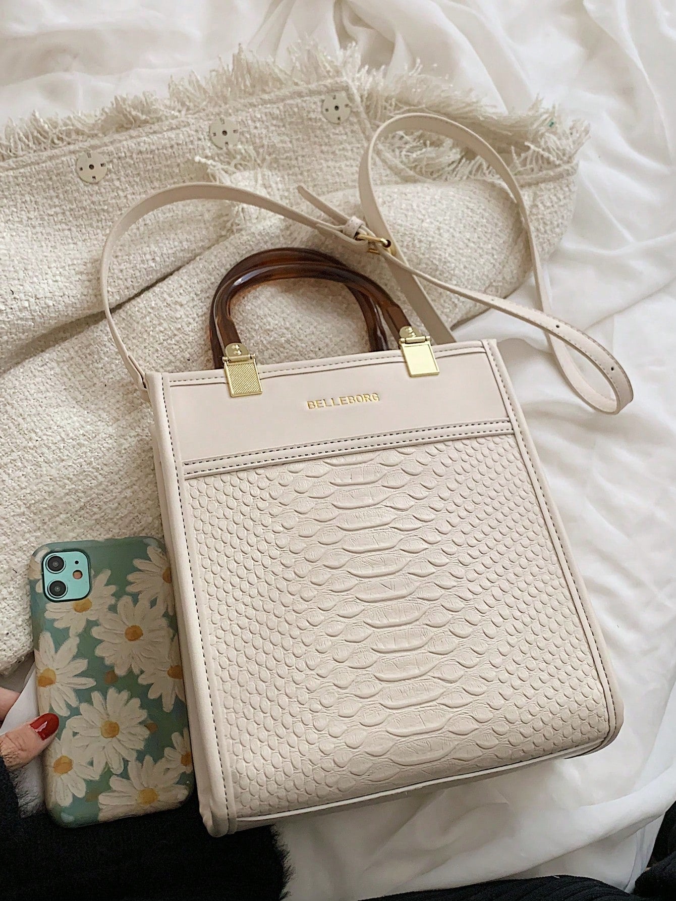 حقيبة مربعة كبيرة ابيض شنط وحقائب شنط