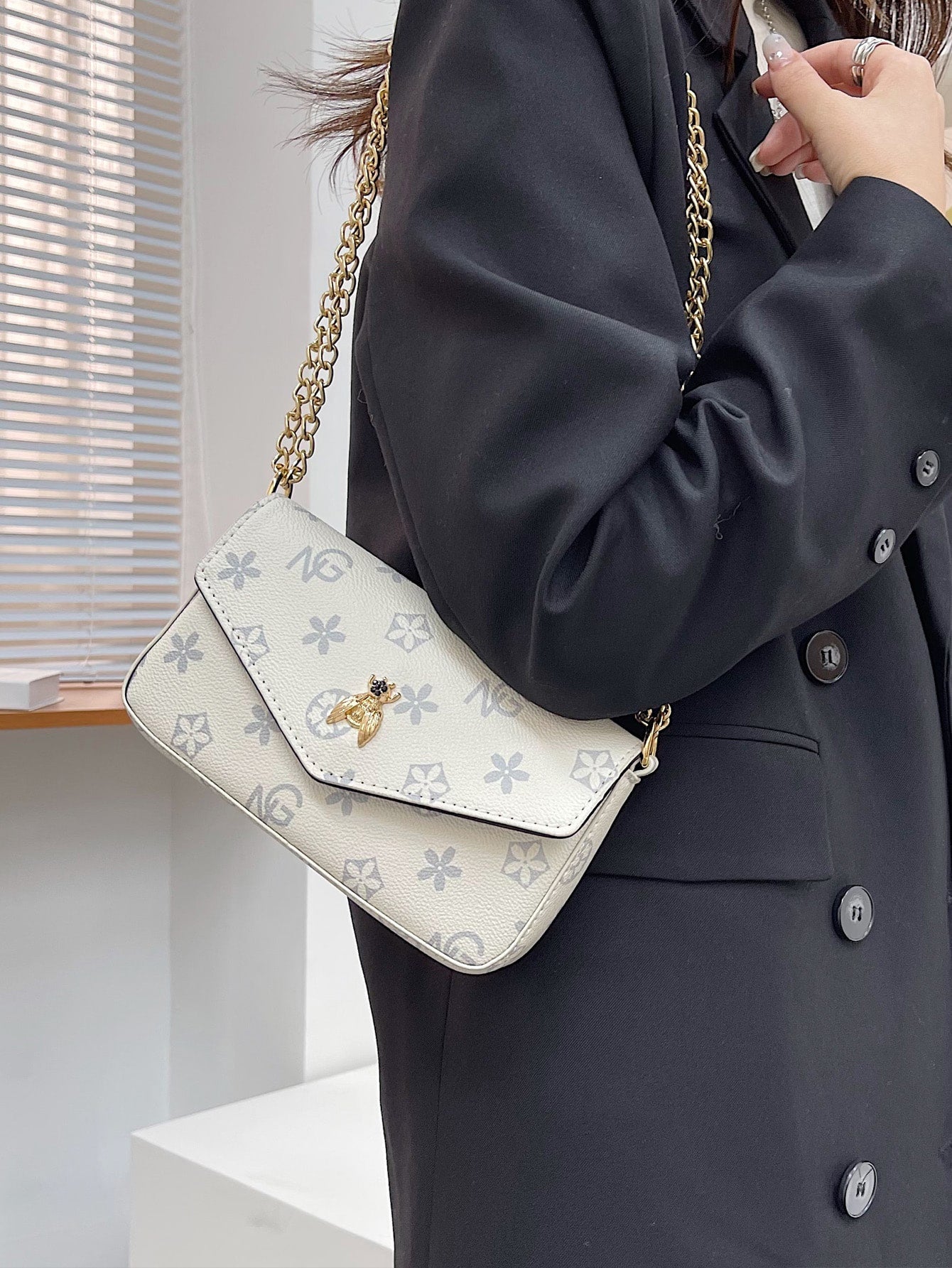 حقيبة صغيره انيقه اسود شنط وحقائب شنط ابيض