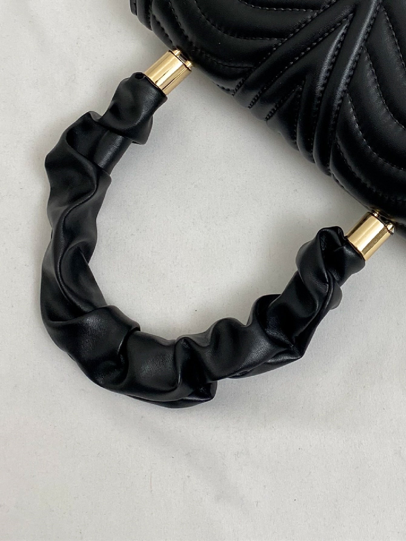 شنطة نسائية وسط اسود شنط وحقائب شنط