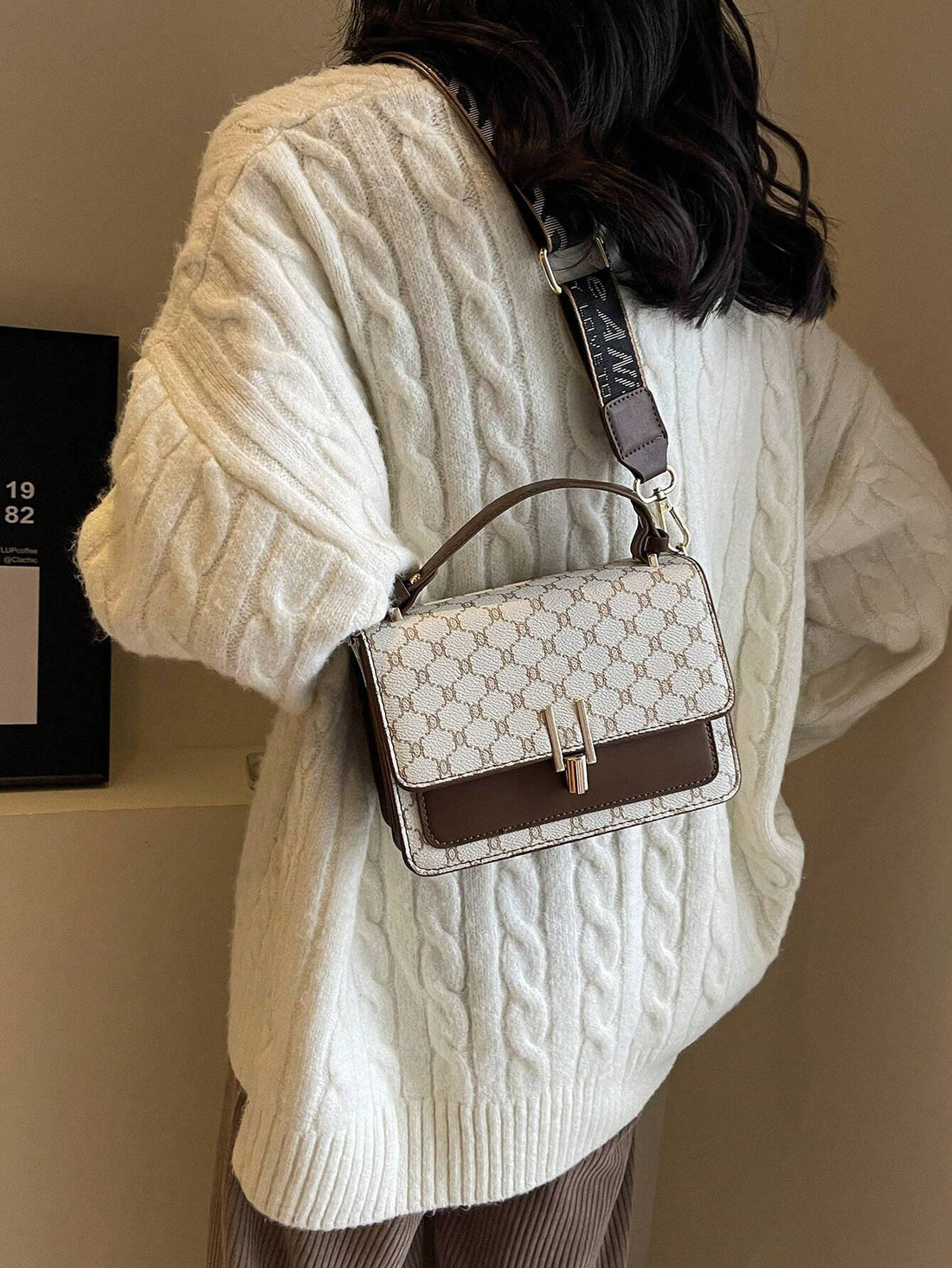 حقيبة مربعة بمادة البي يو شنط وحقائب شنط