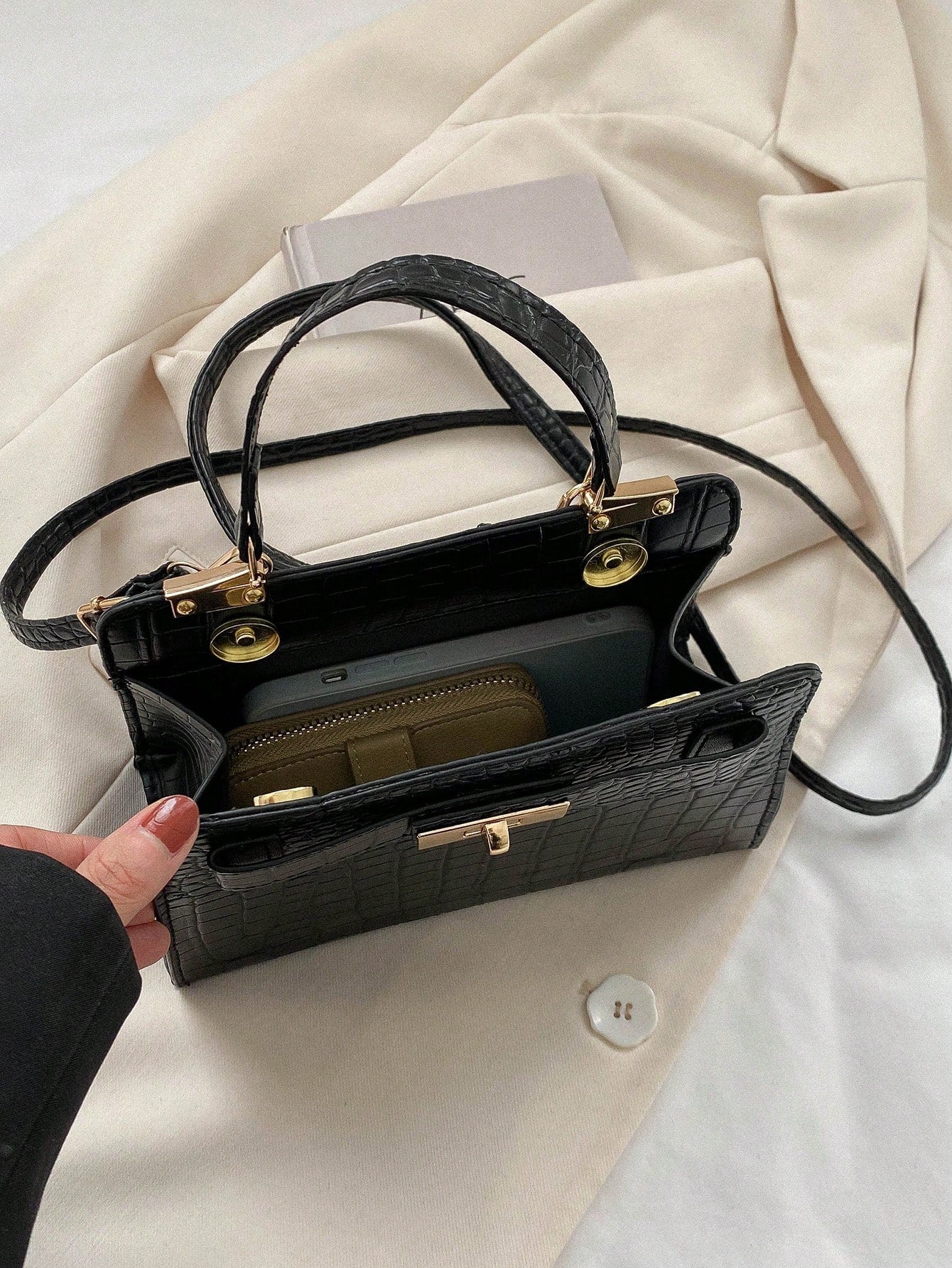 حقيبة مربعة بنقش وسط شنط وحقائب شنط