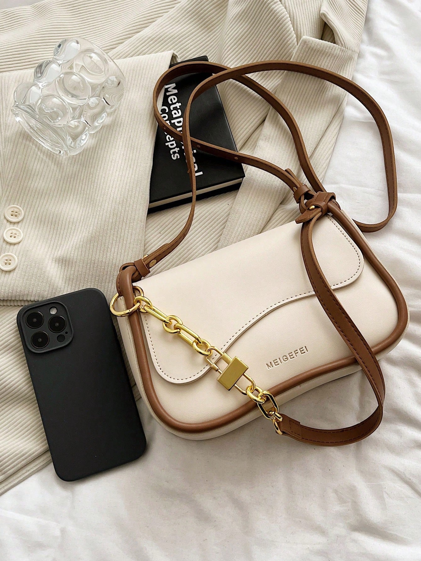 حقيبة السرج وسط شنط وحقائب شنط