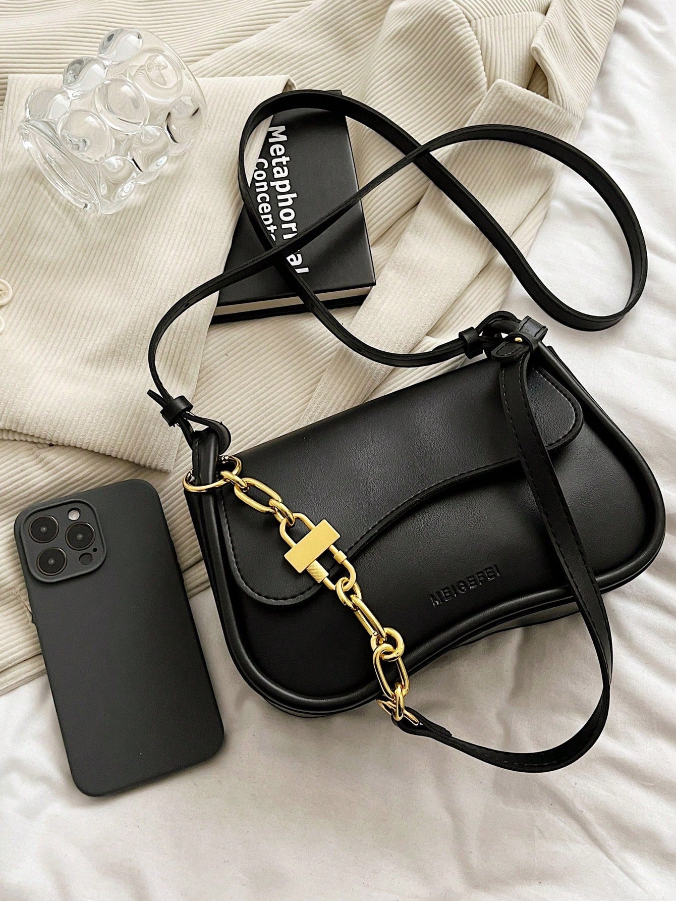 حقيبة السرج وسط شنط وحقائب شنط