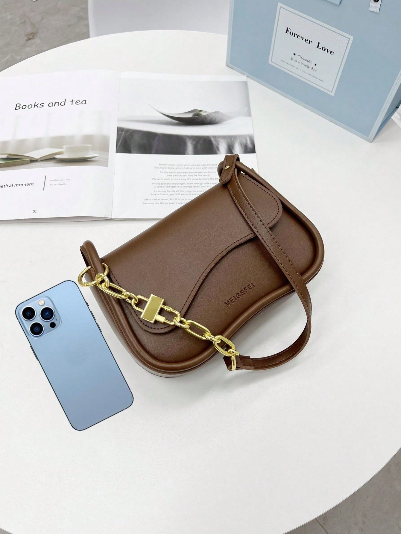 حقيبة السرج وسط شنط وحقائب شنط