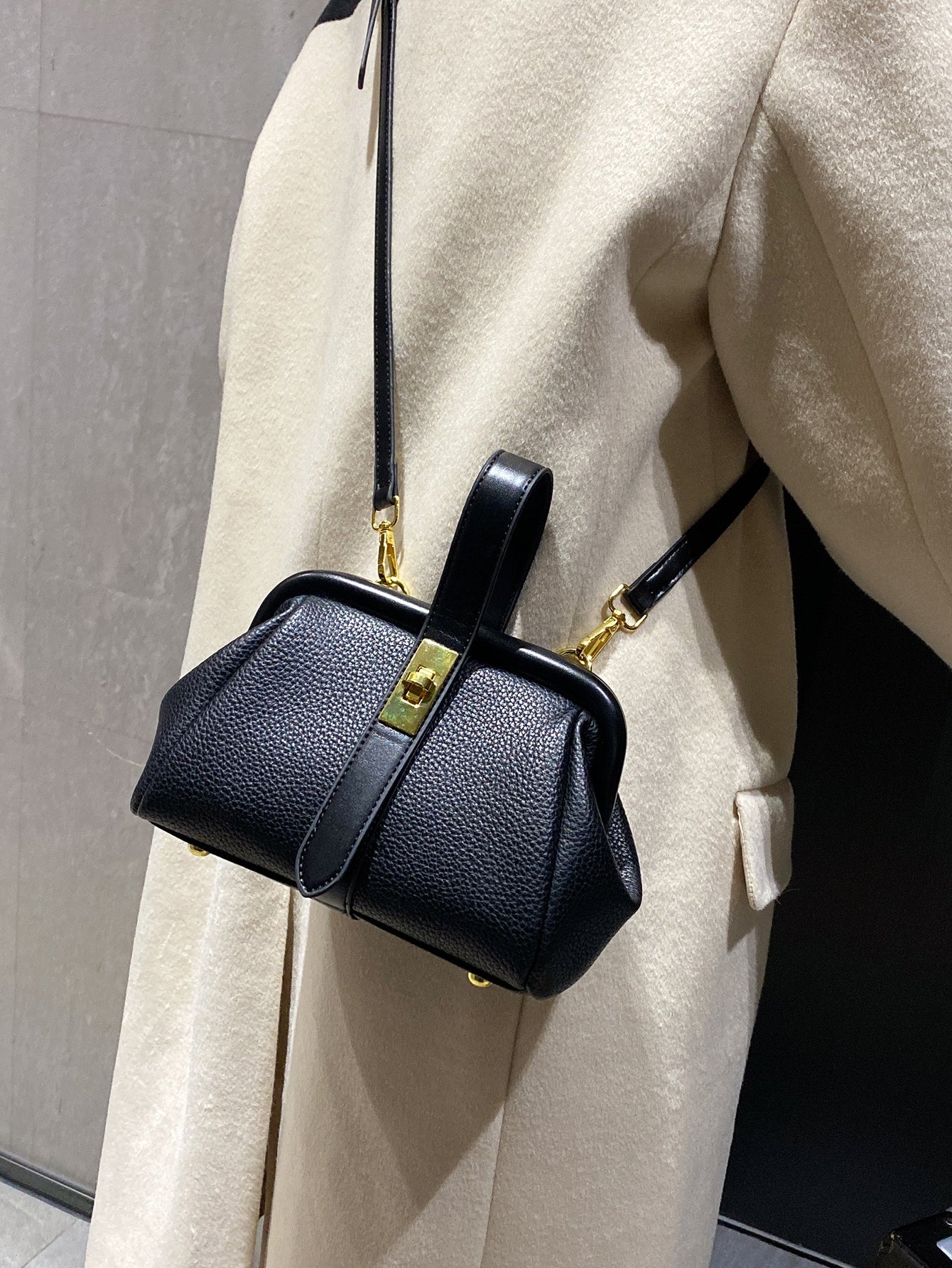 حقيبة صغيرة على شكل قبة مزخرفة شنط وحقائب شنط