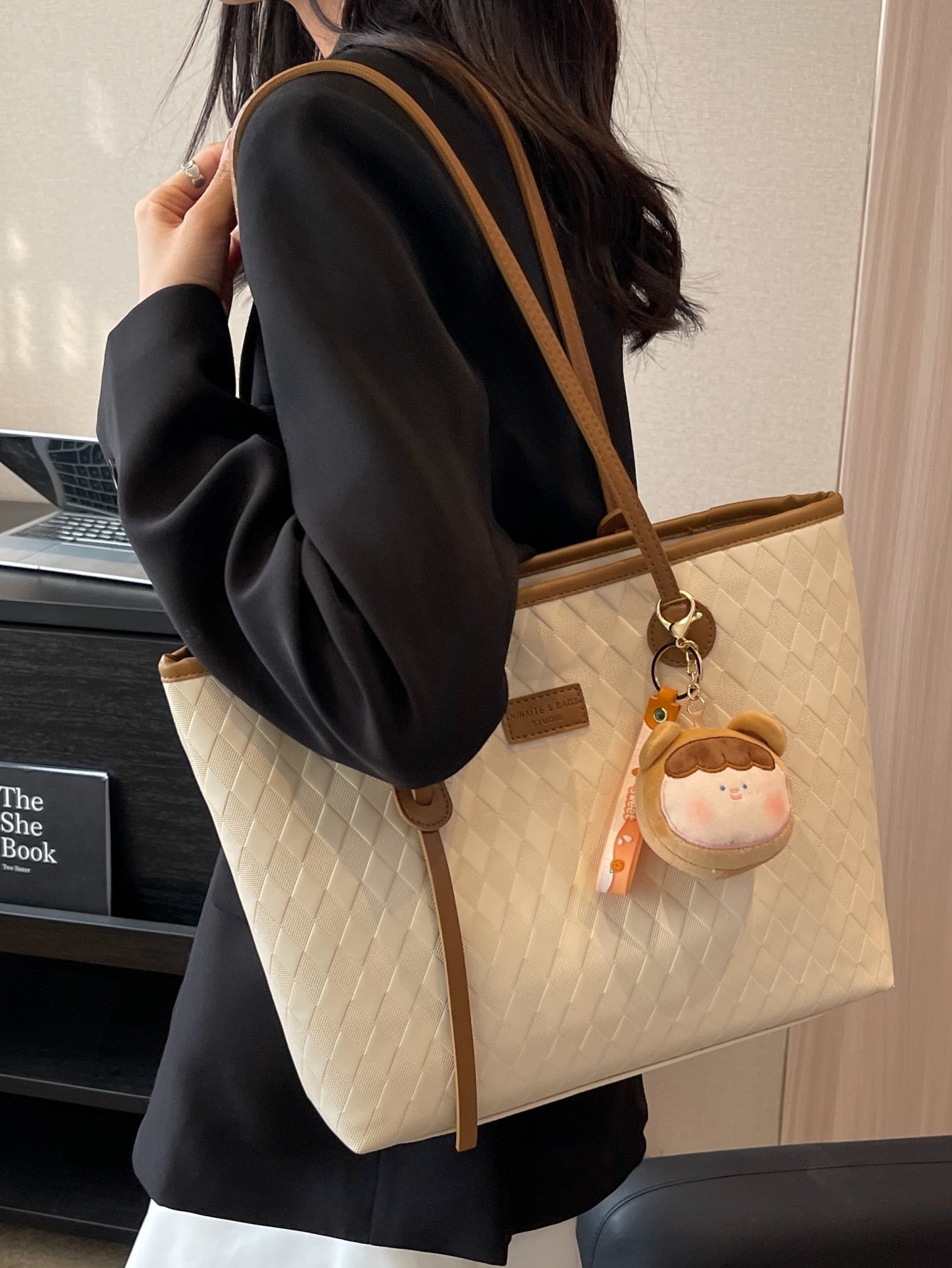 حقيبة كتف كبيره بيج شنط وحقائب شنط