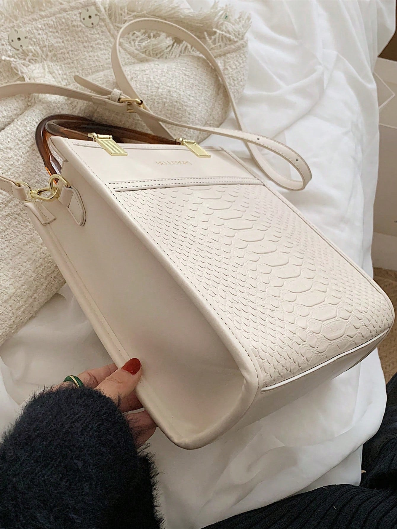 حقيبة مربعة كبيرة ابيض شنط وحقائب شنط