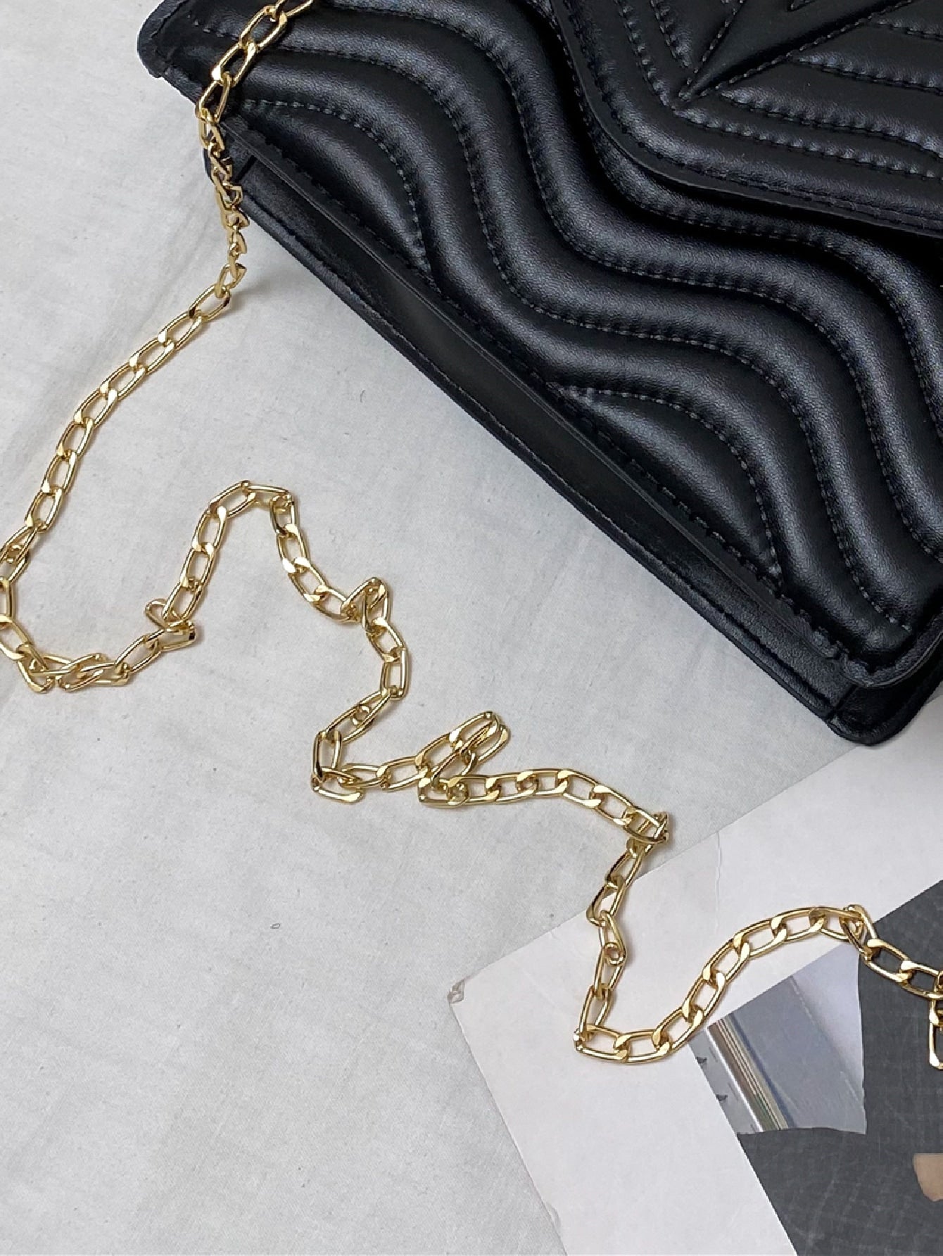 شنطة نسائية وسط اسود شنط وحقائب شنط