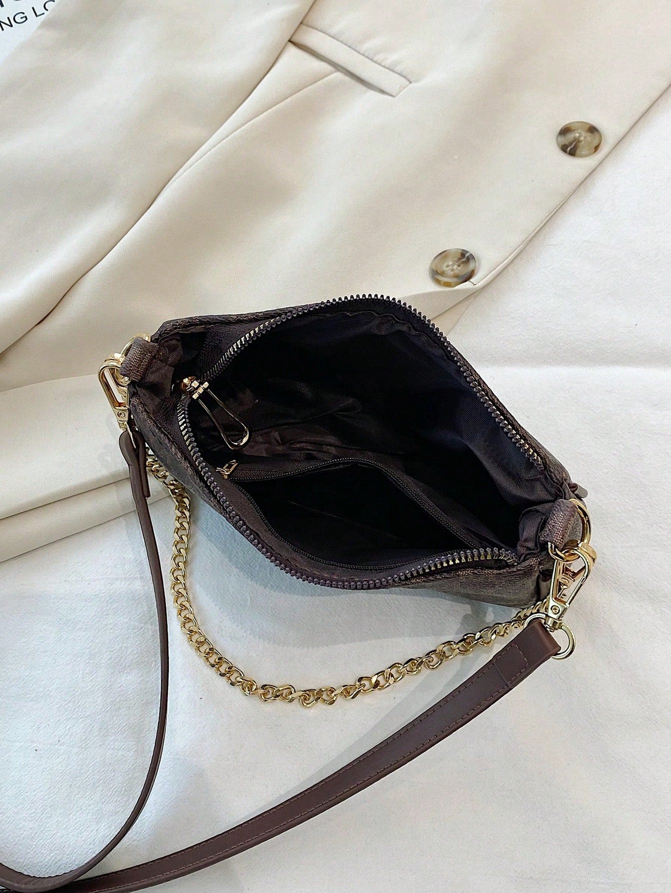 حقيبة باجيت بيج بشعار شنط وحقائب شنط