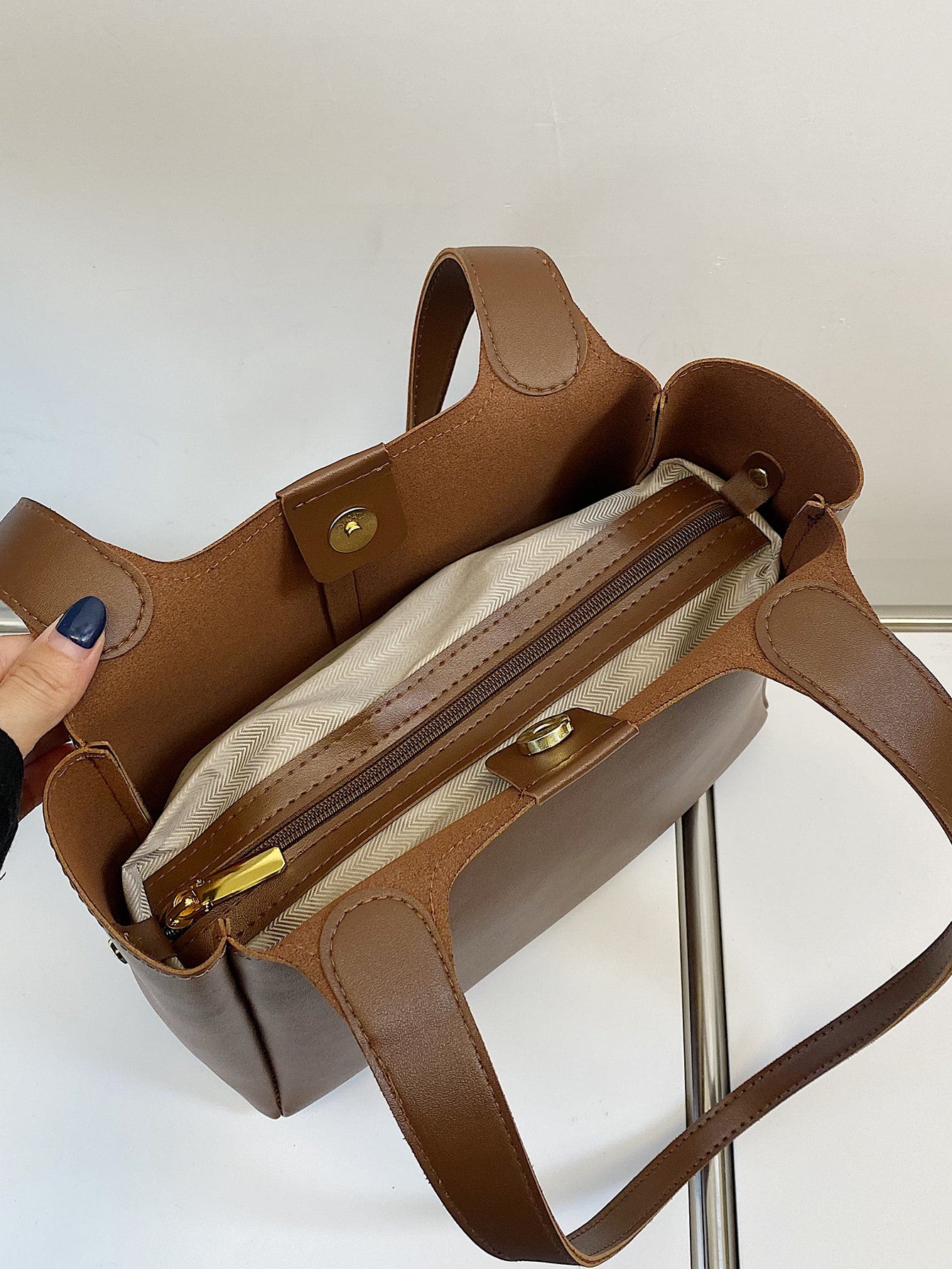 حقيبة مربعة جلد ناعم شنط وحقائب شنط