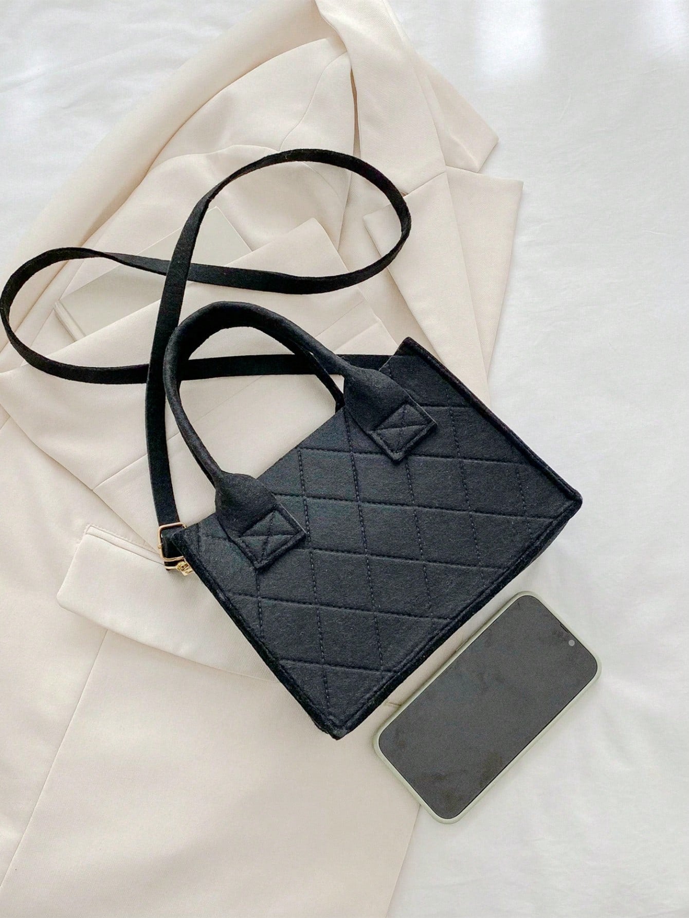 شنطة اسود صغيره مخططه شنط وحقائب شنط