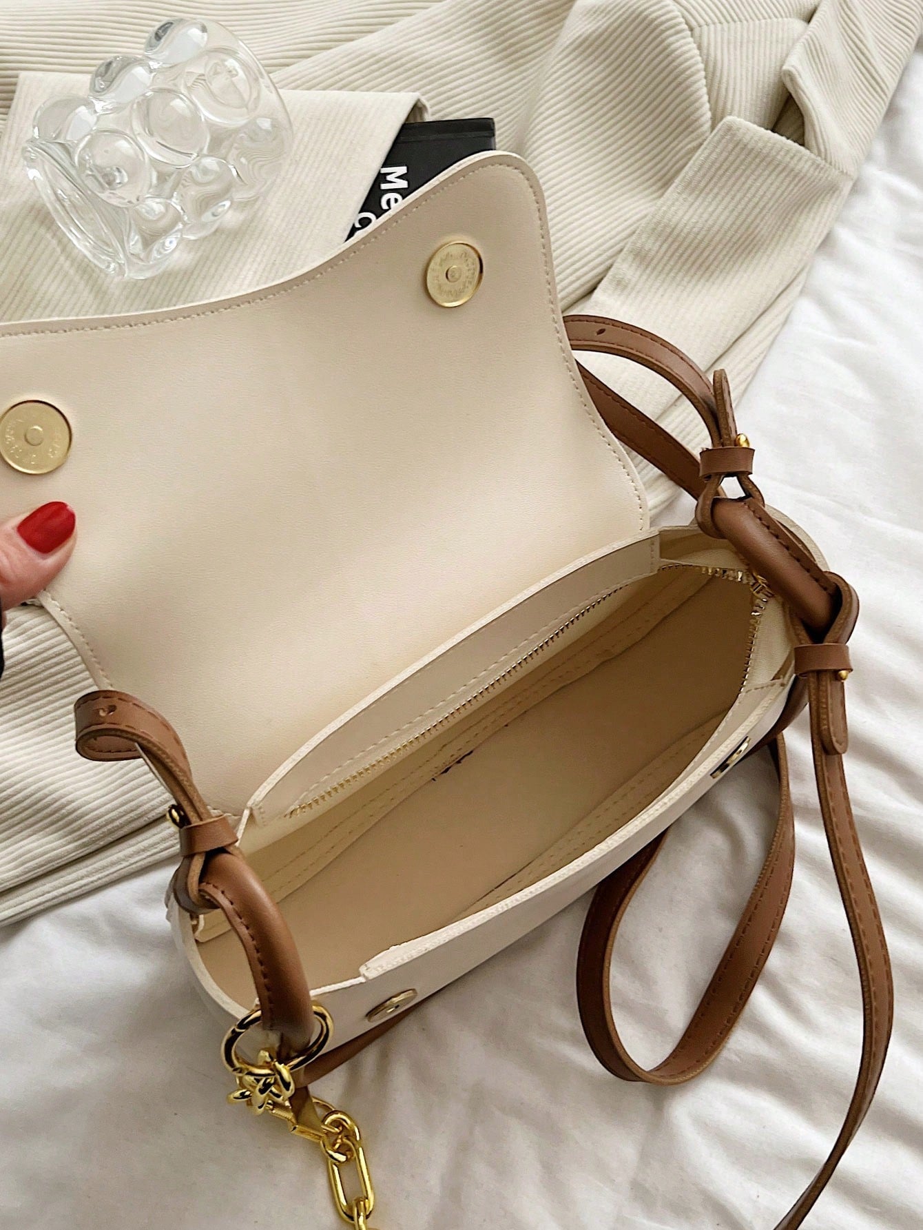 حقيبة السرج وسط شنط وحقائب شنط