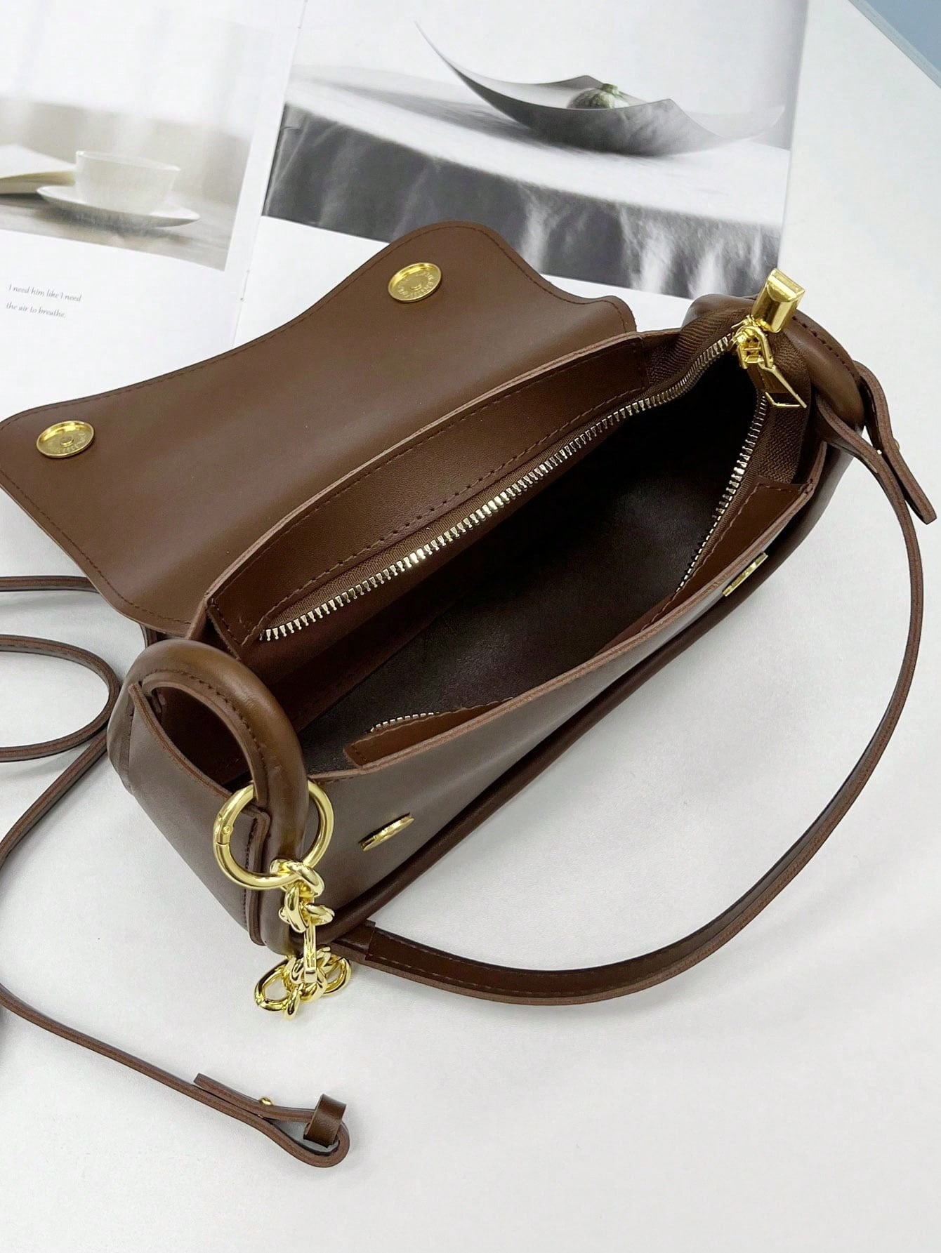 حقيبة السرج وسط شنط وحقائب شنط