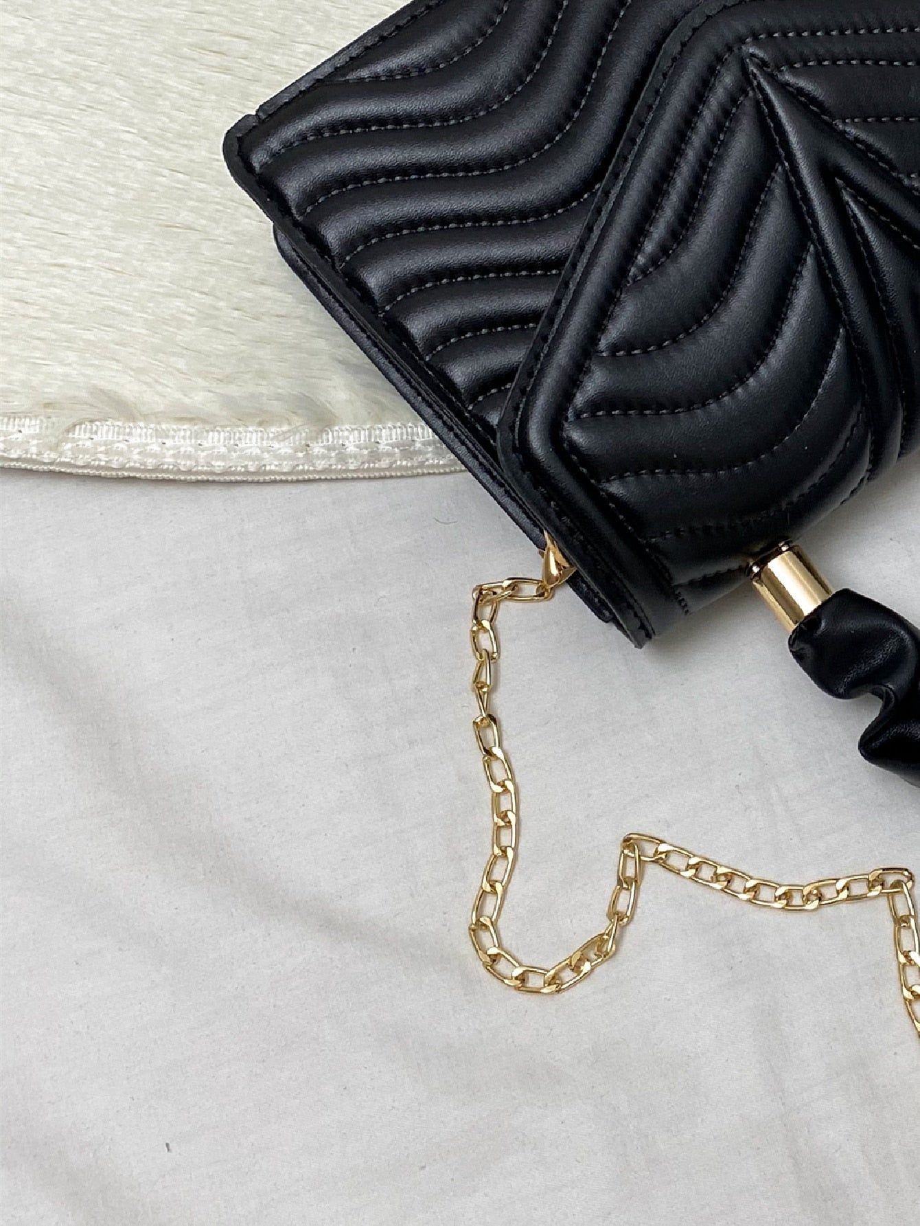 شنطة نسائية وسط اسود شنط وحقائب شنط