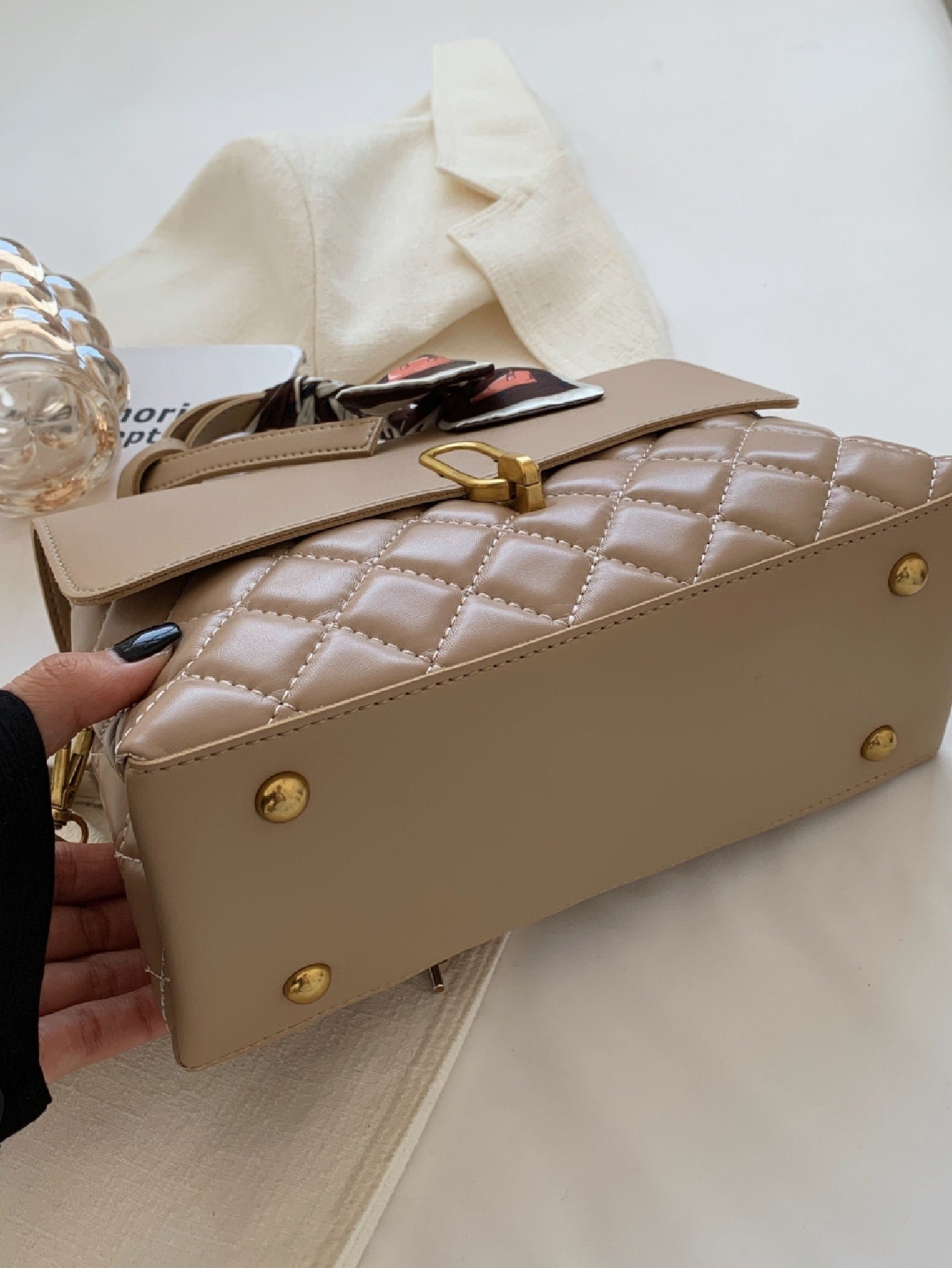 حقيبة مربعة مزخرف بوشاح تويلي شنط وحقائب شنط