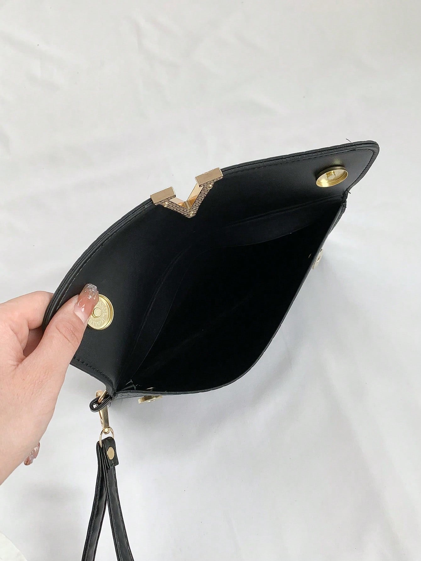 حقيبة مربعة حرف v شنط وحقائب شنط