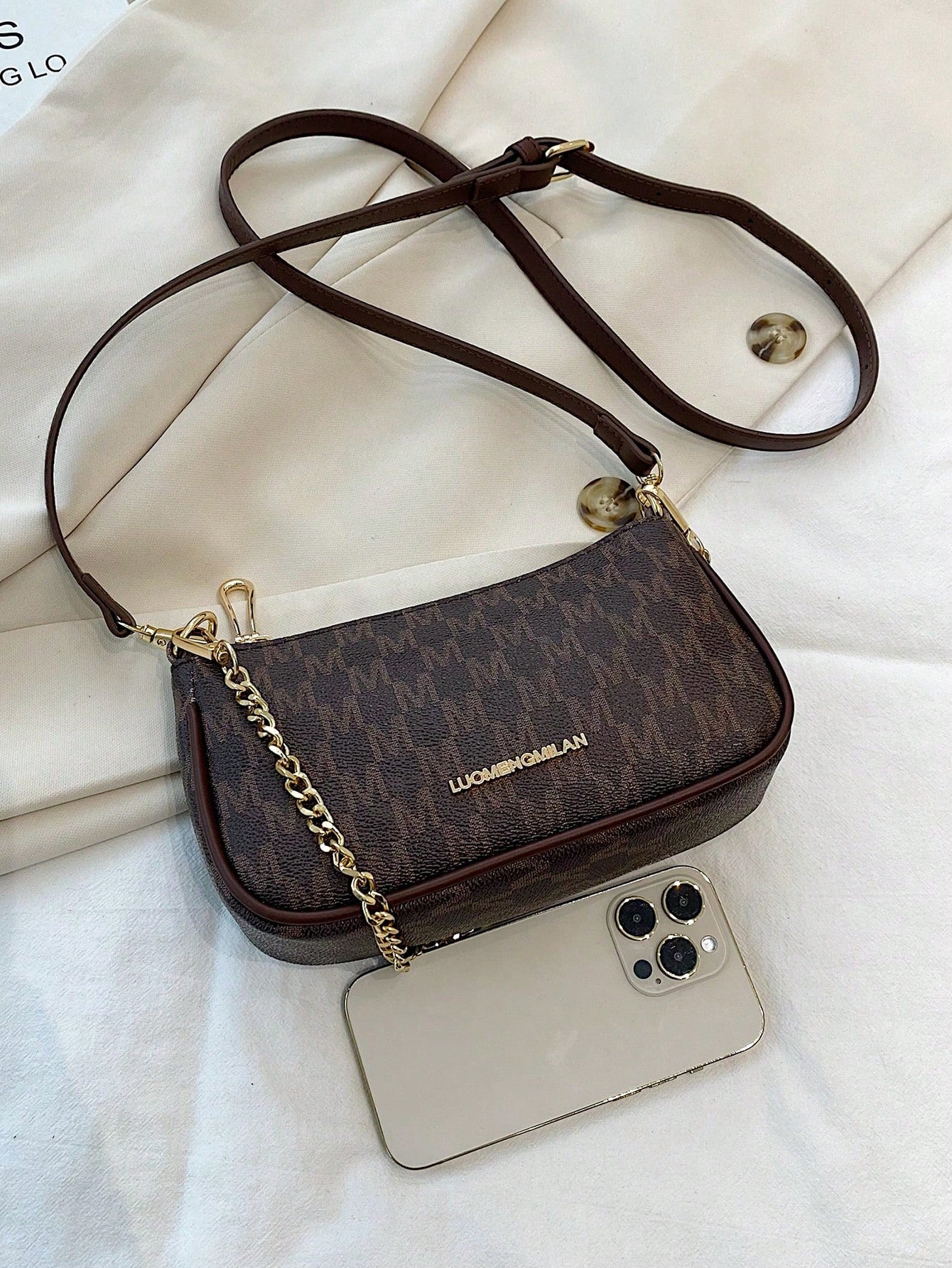 حقيبة باجيت بيج بشعار شنط وحقائب شنط