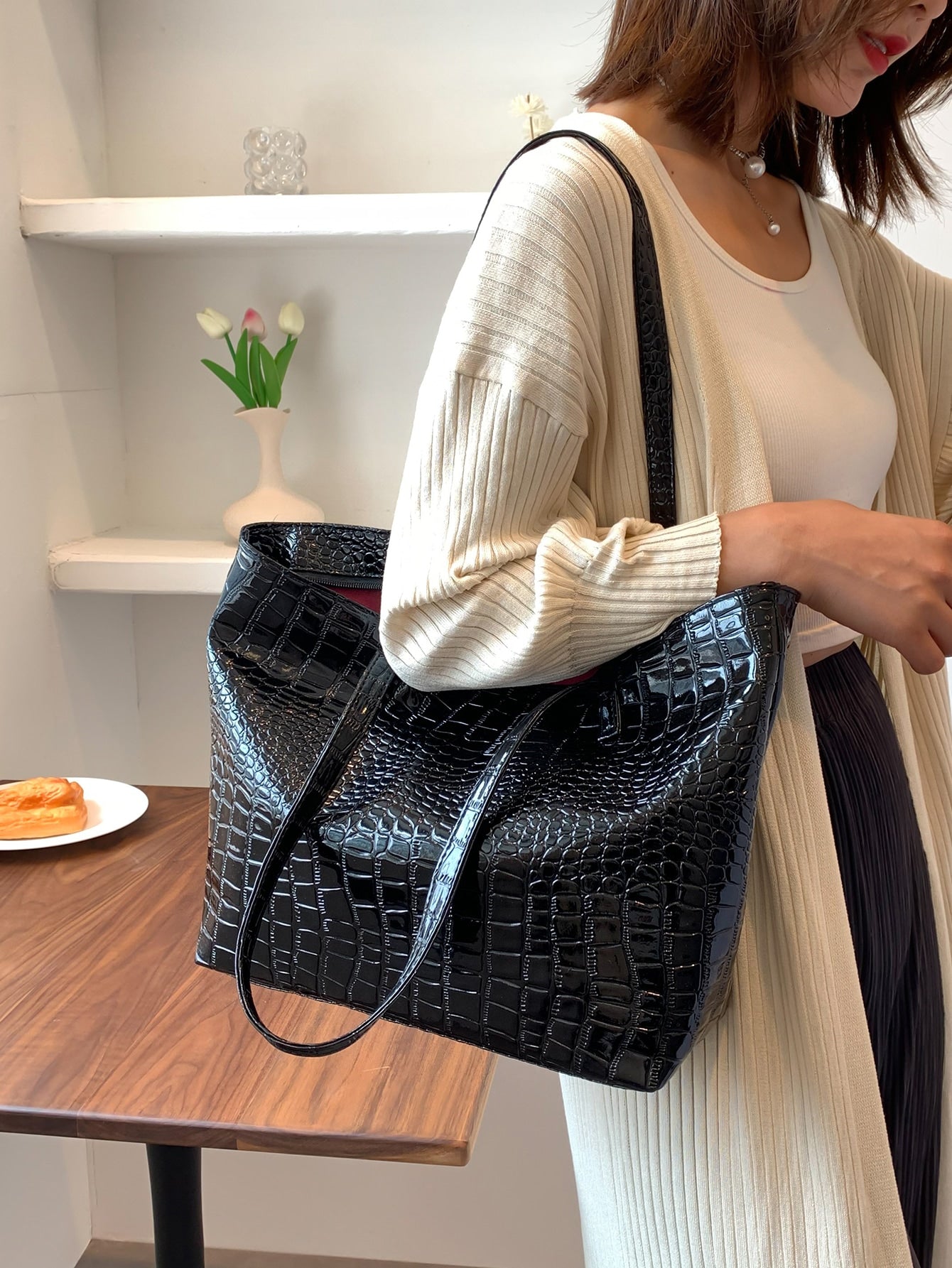 حقيبة كتف بنقش اسود لماع شنط وحقائب شنط