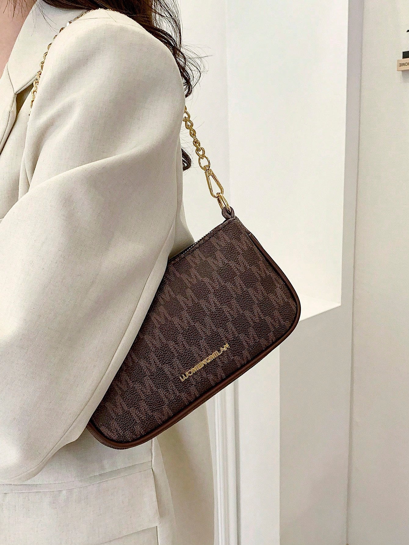 حقيبة باجيت بيج بشعار شنط وحقائب شنط اسود