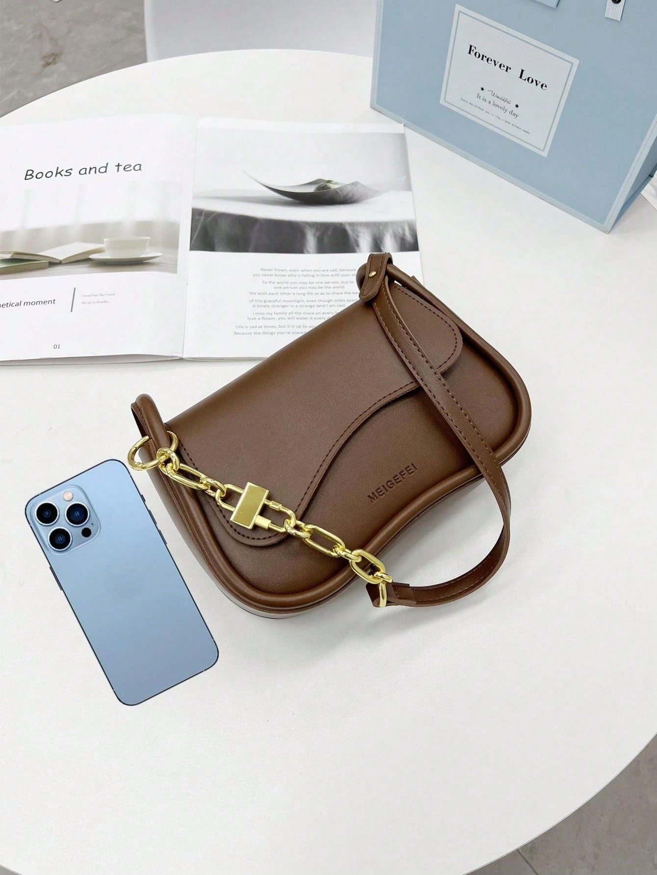 حقيبة السرج وسط شنط وحقائب شنط