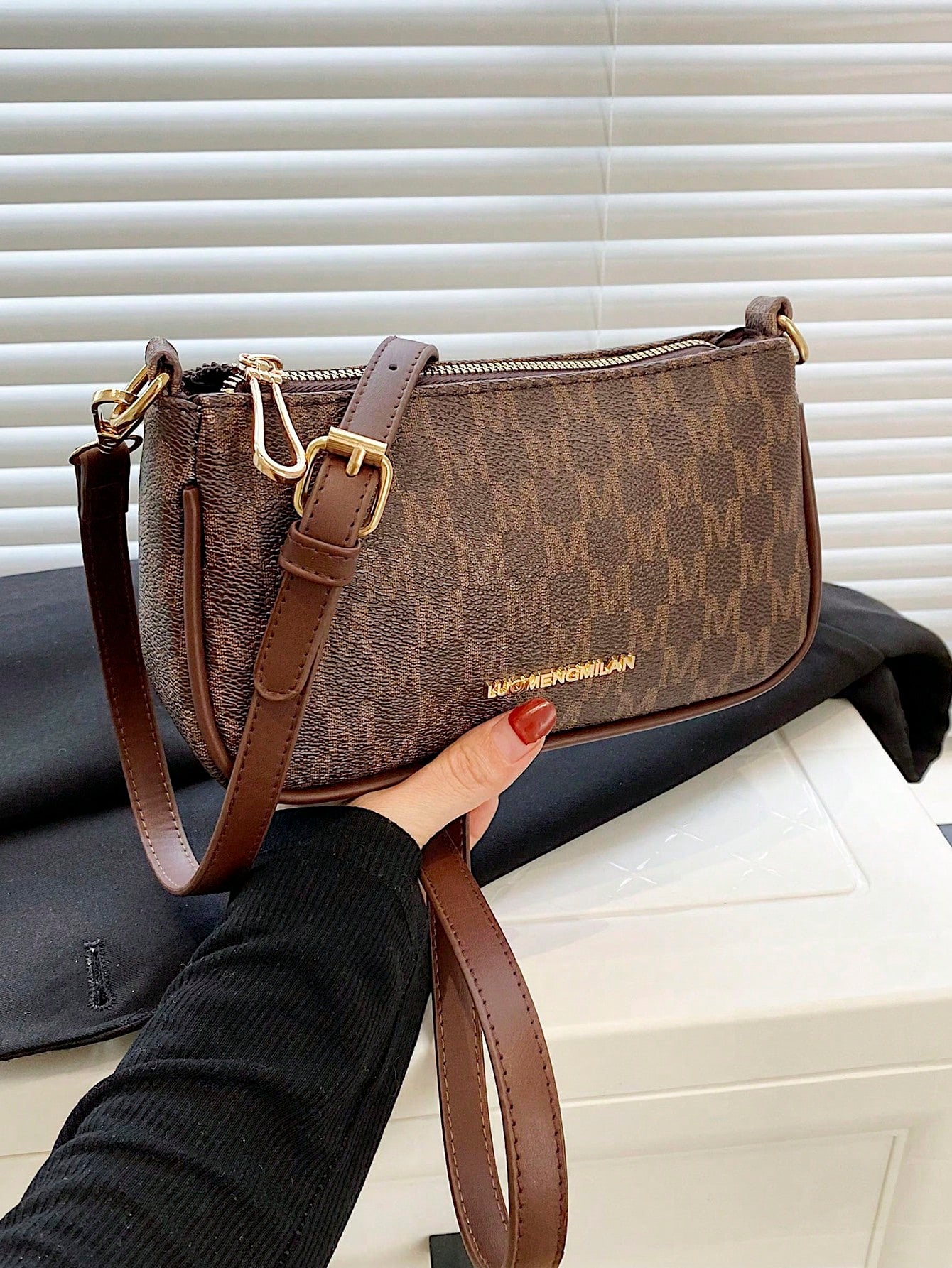 حقيبة باجيت بيج بشعار شنط وحقائب شنط