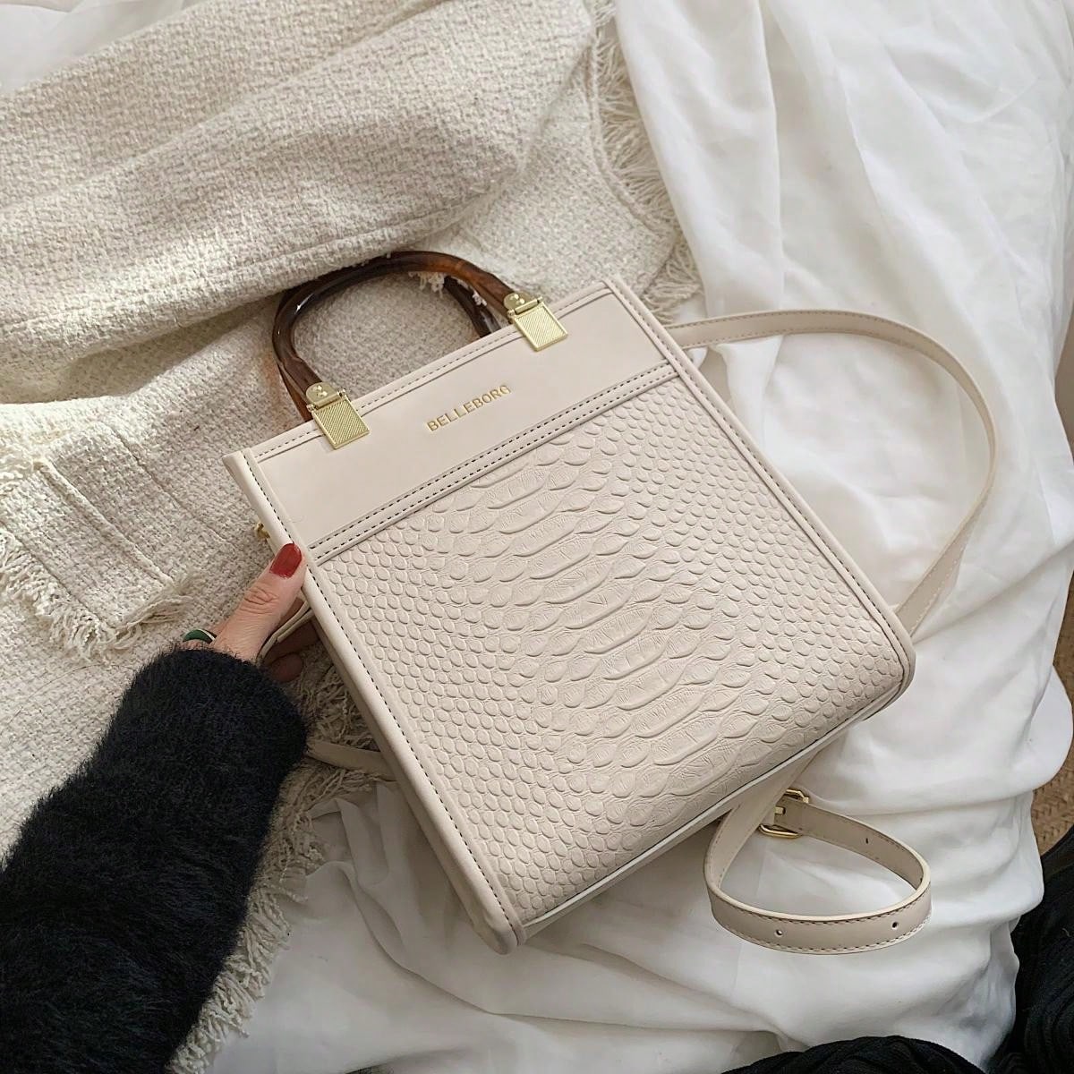 حقيبة مربعة كبيرة ابيض شنط وحقائب شنط