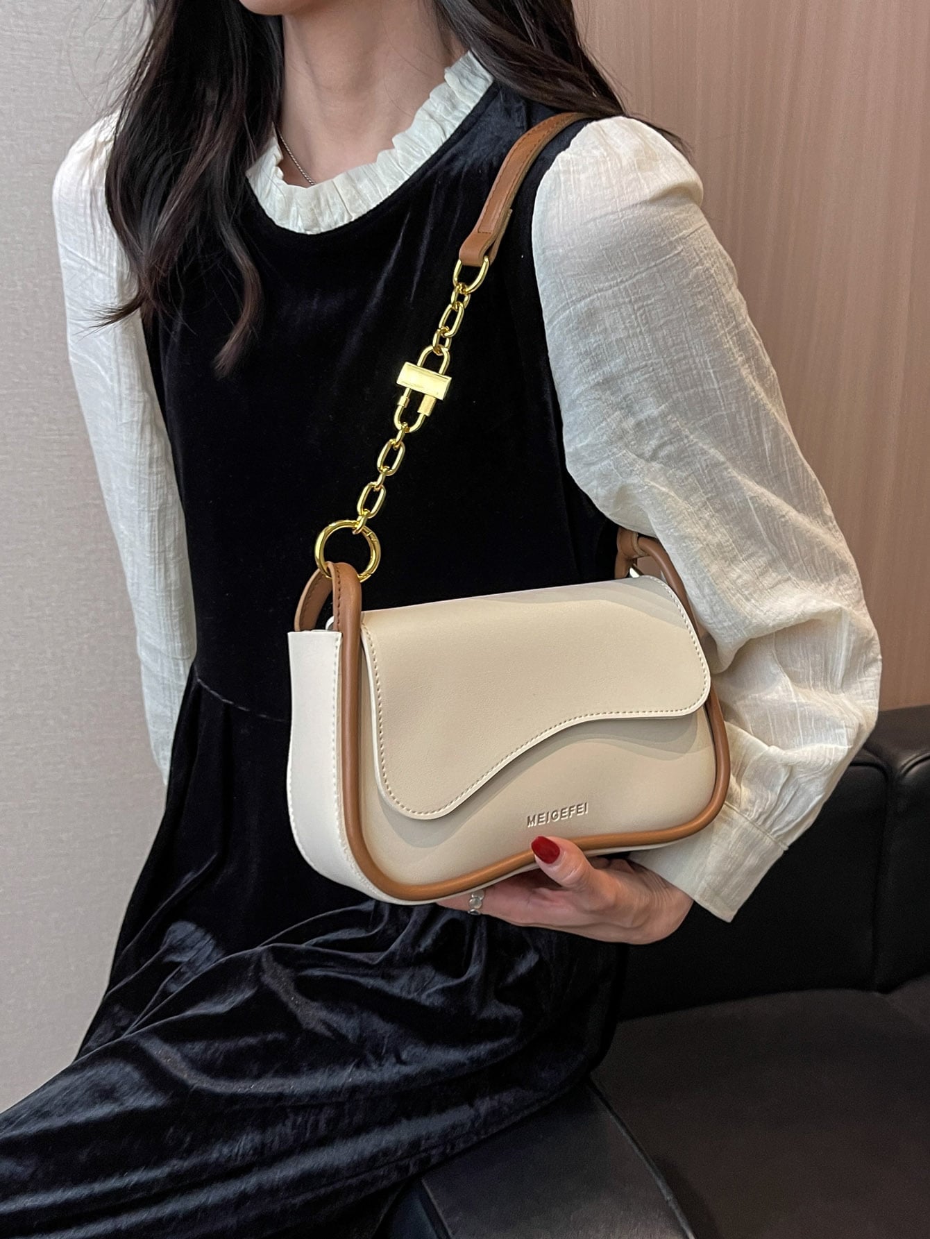 حقيبة السرج وسط شنط وحقائب شنط