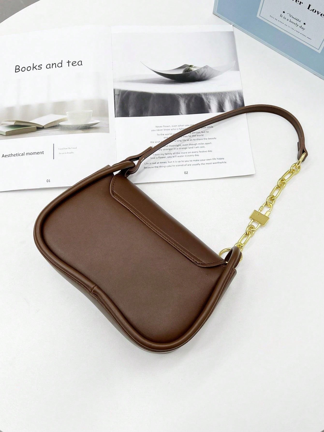 حقيبة السرج وسط شنط وحقائب شنط