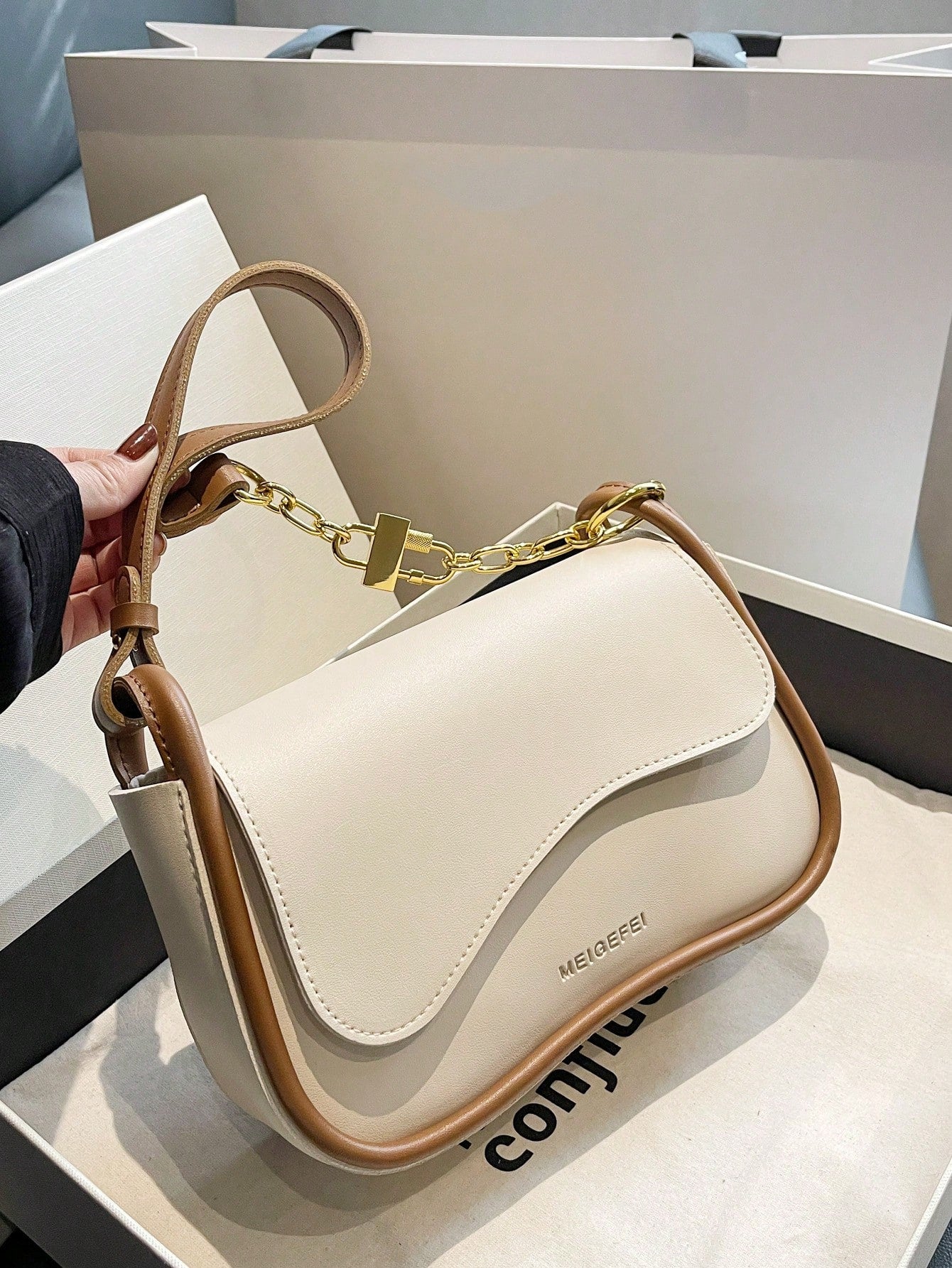 حقيبة السرج وسط شنط وحقائب شنط