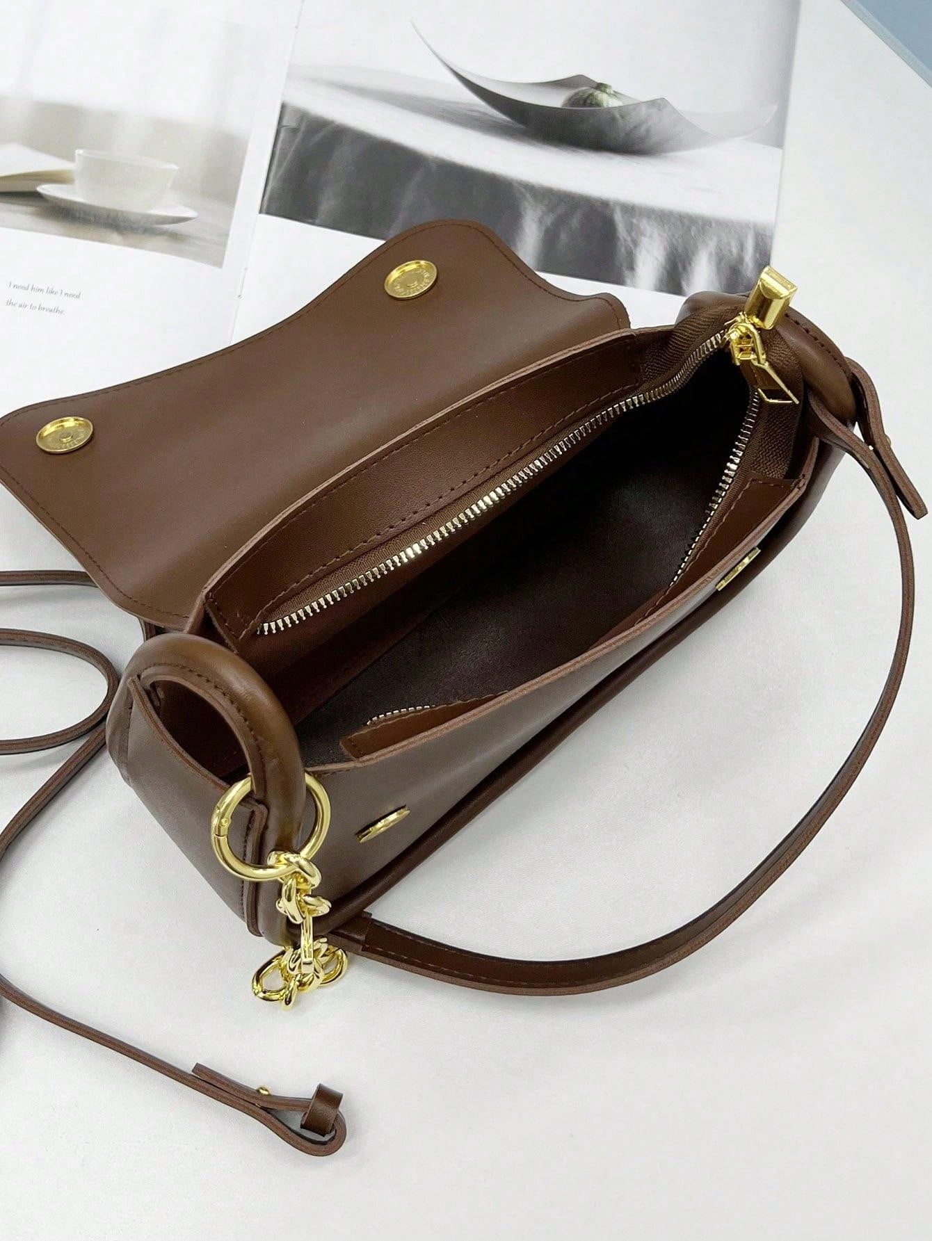 حقيبة السرج وسط شنط وحقائب شنط