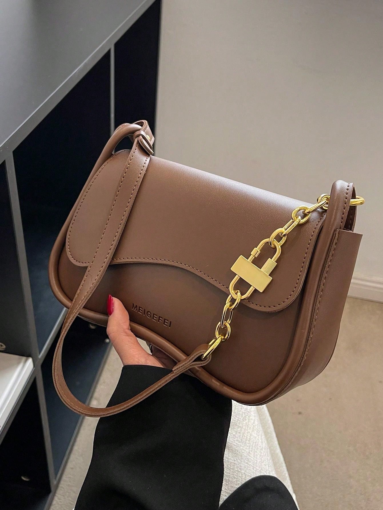 حقيبة السرج وسط شنط وحقائب شنط