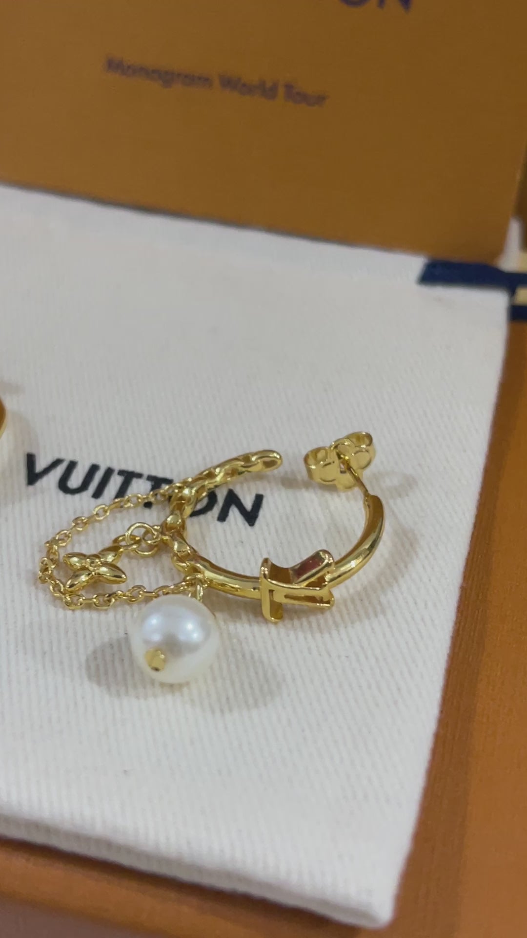 حلق لويس فيتون بيرل مدور وذ شاين حلق louis vuitton