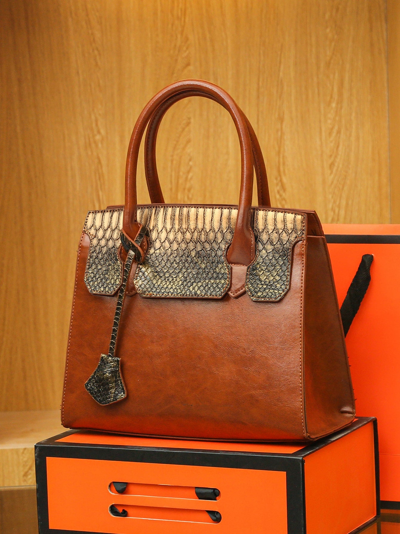 حقيبة كبيره بنية جلد مموج شنط وحقائب شنط