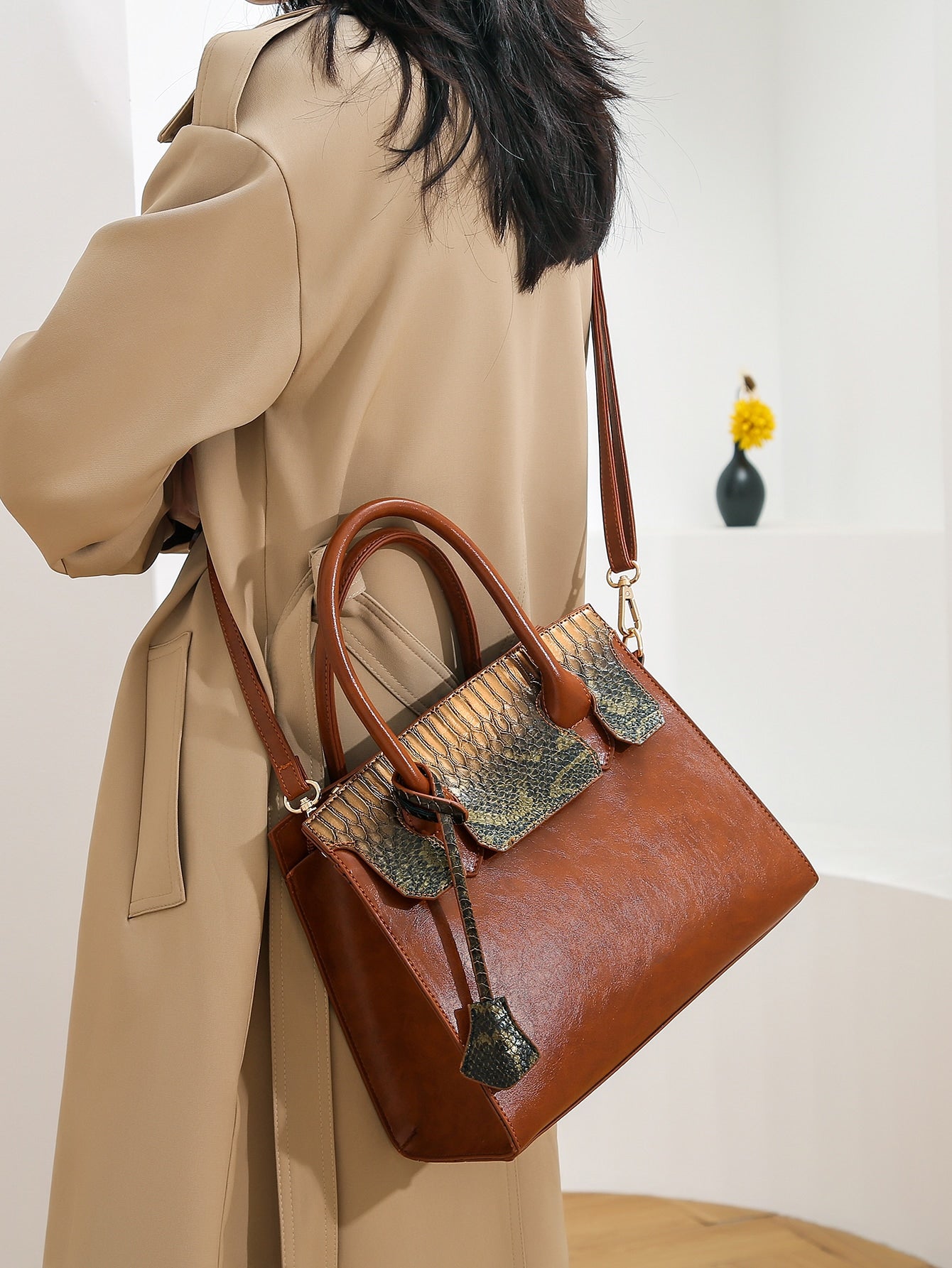 حقيبة كبيره بنية جلد مموج شنط وحقائب شنط