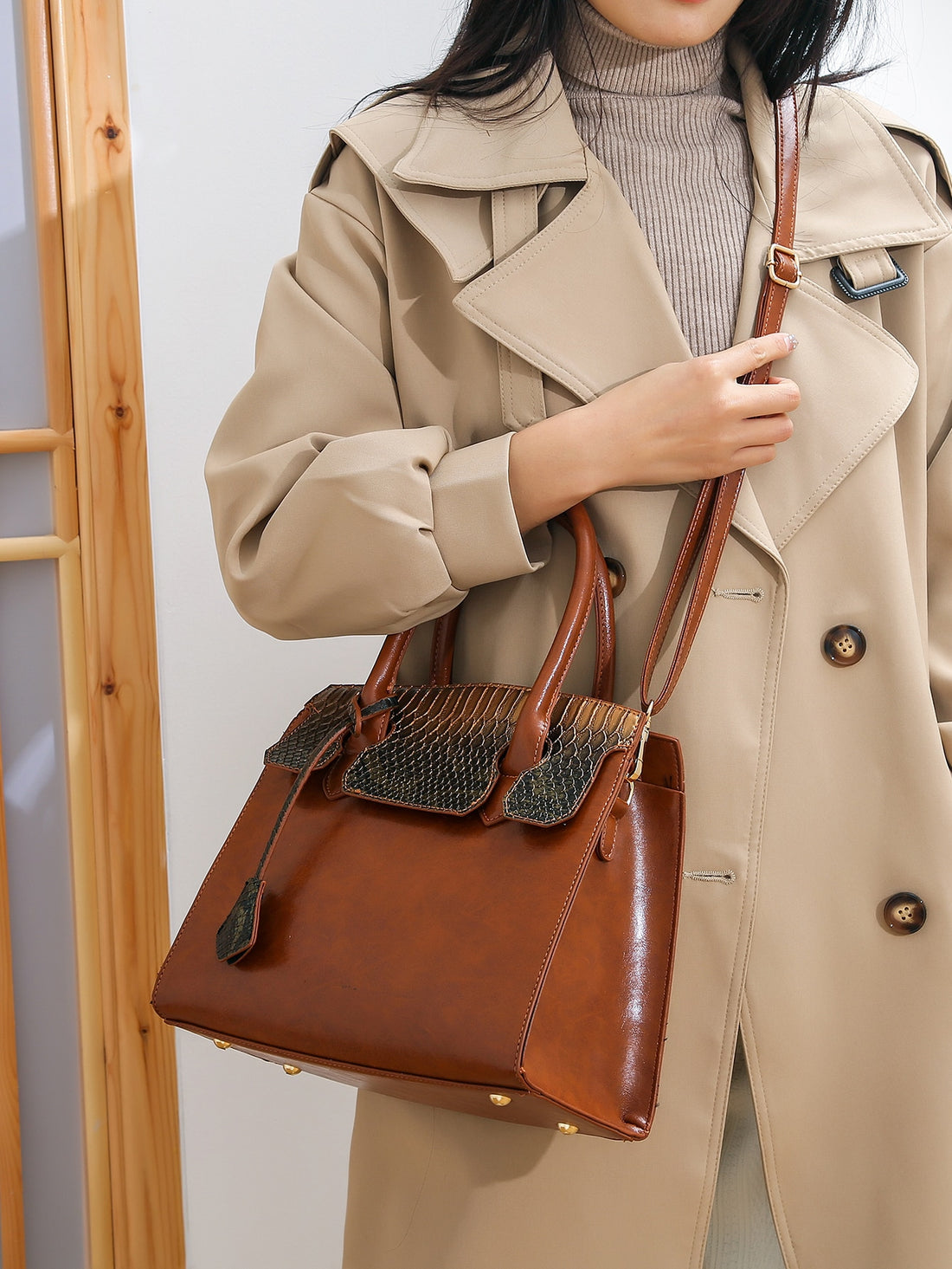 حقيبة كبيره بنية جلد مموج شنط وحقائب شنط بني