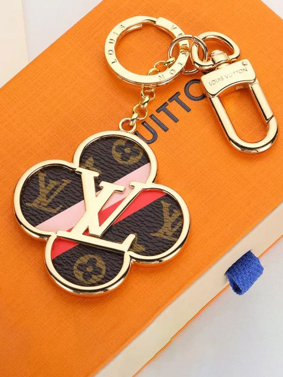 ميدالية لويس فيتون براون فلاور ميدالية louis vuitton